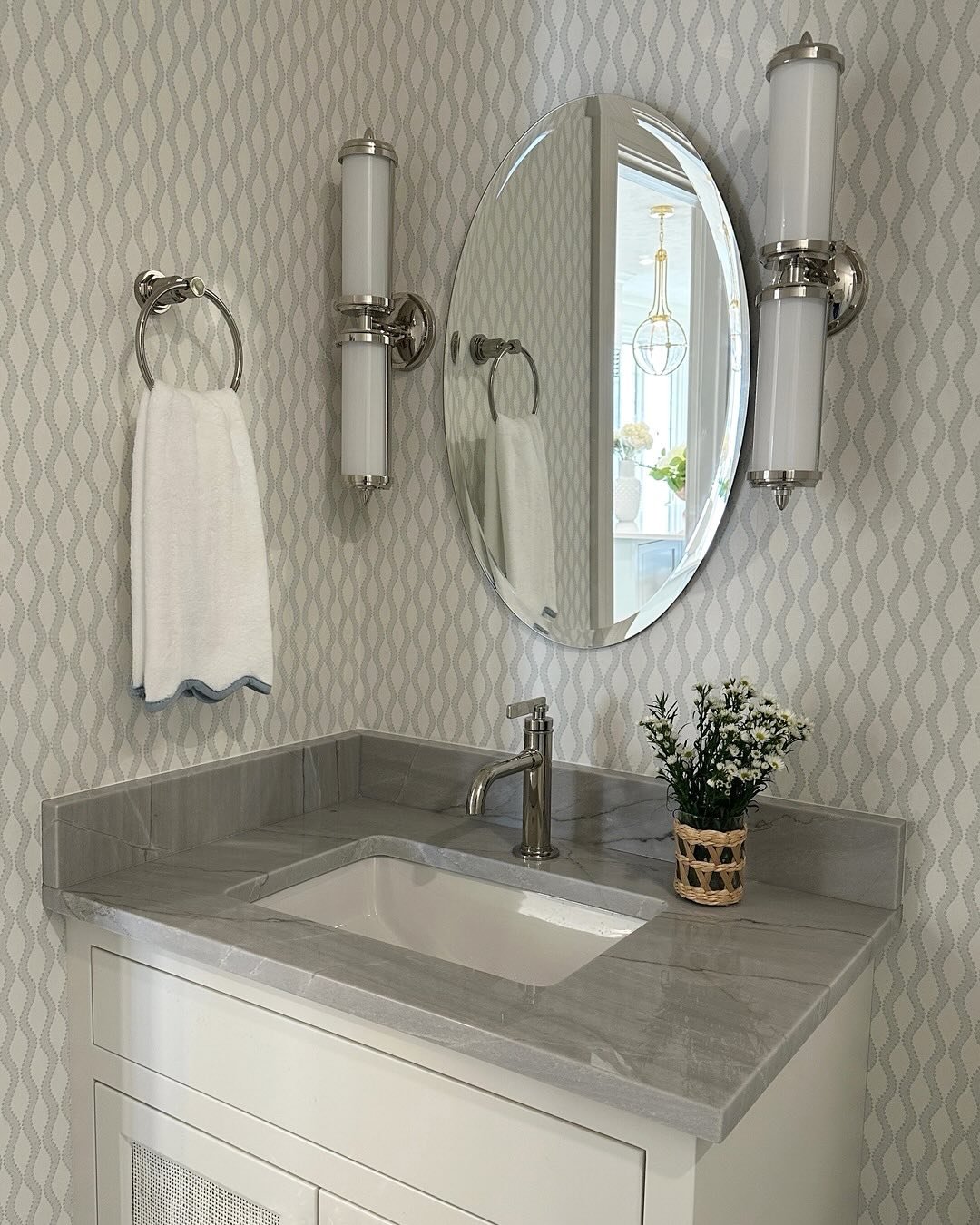This little bathroom got the glow up it deserved! ➡️ for the before

#glowup #bathroomrenovation #bathroomremodel #beforeandafter #pennyrounds #wallpaper #classicbathroom