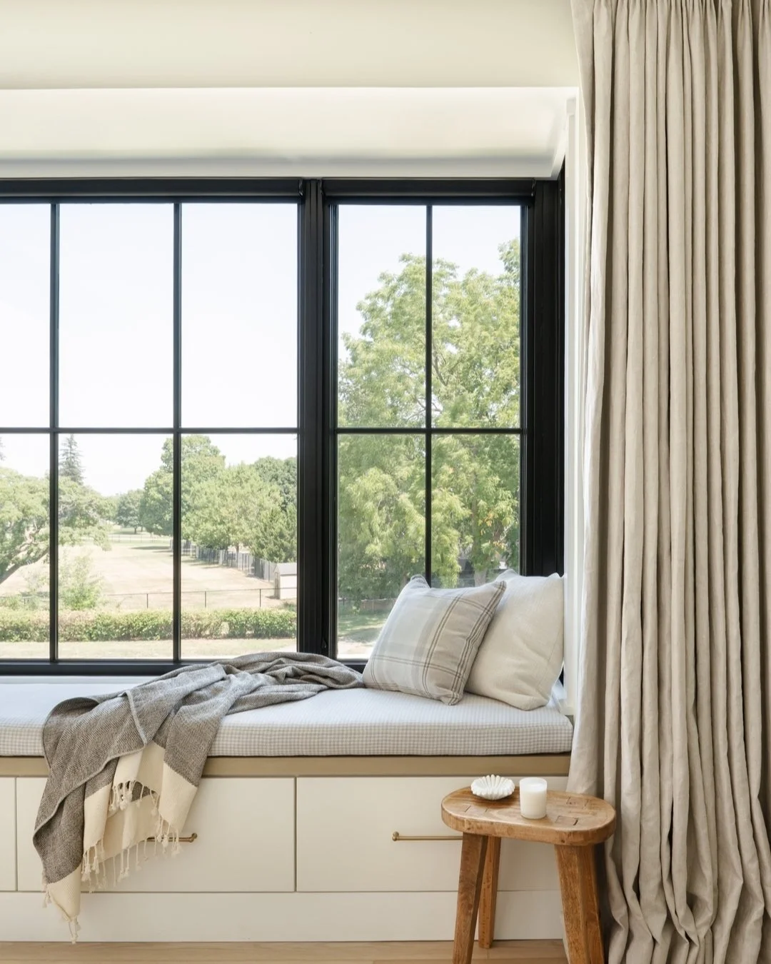 Custom details make all the difference. A made-to-order bench cushion and pillows in performance fabrics pair seamlessly with full-height blackout drapery on streamlined brass hardware. The smallest details elevate the entire space.
#customupholster