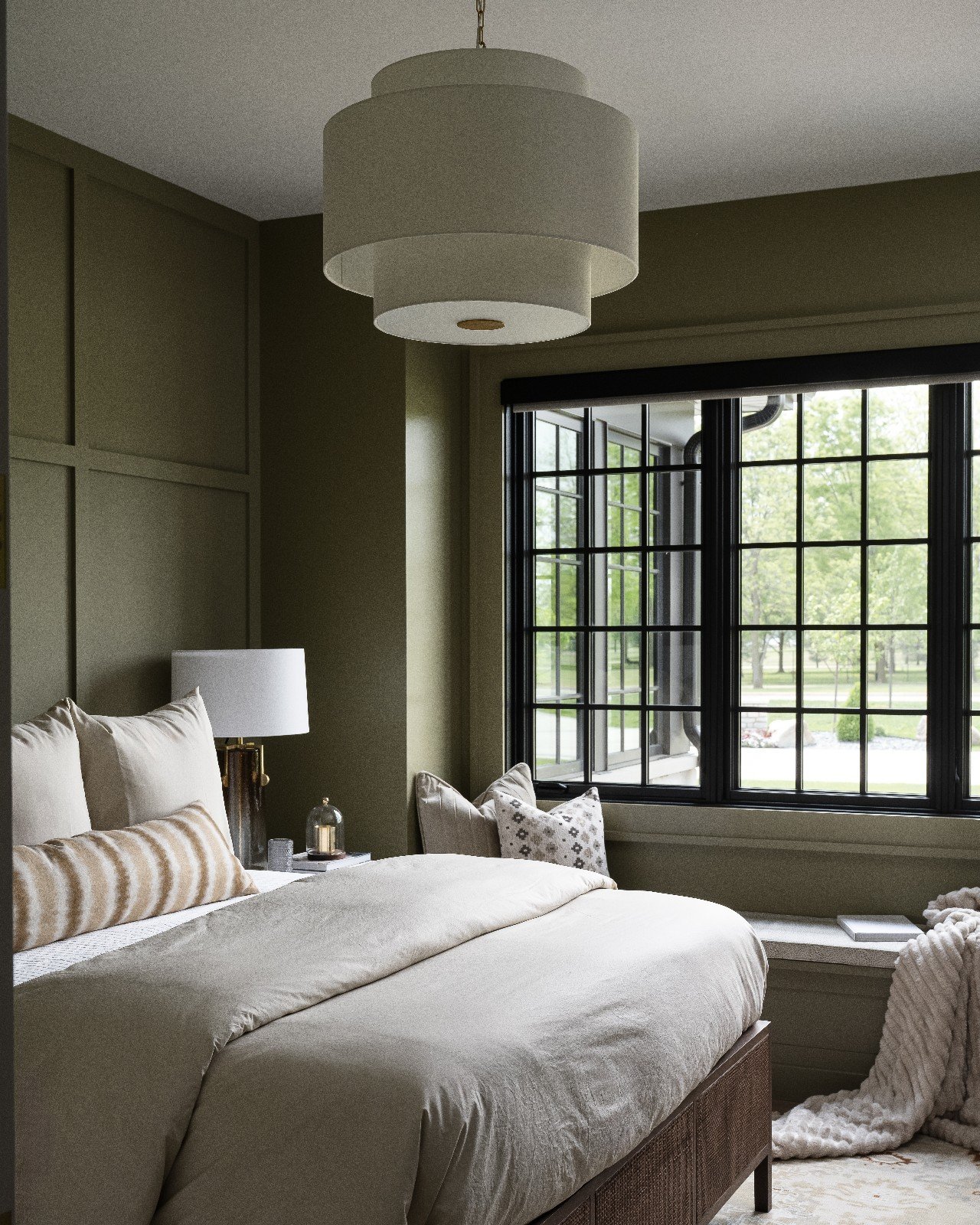 The guest bedroom is the space that welcomes your favorite people in with soft layers and a quiet palette. If they extend their stay...honestly, can you blame them? 

Builder: @martin.brothers 
Photography: @sarahshieldsphoto

#TheUltimateRetreat #be