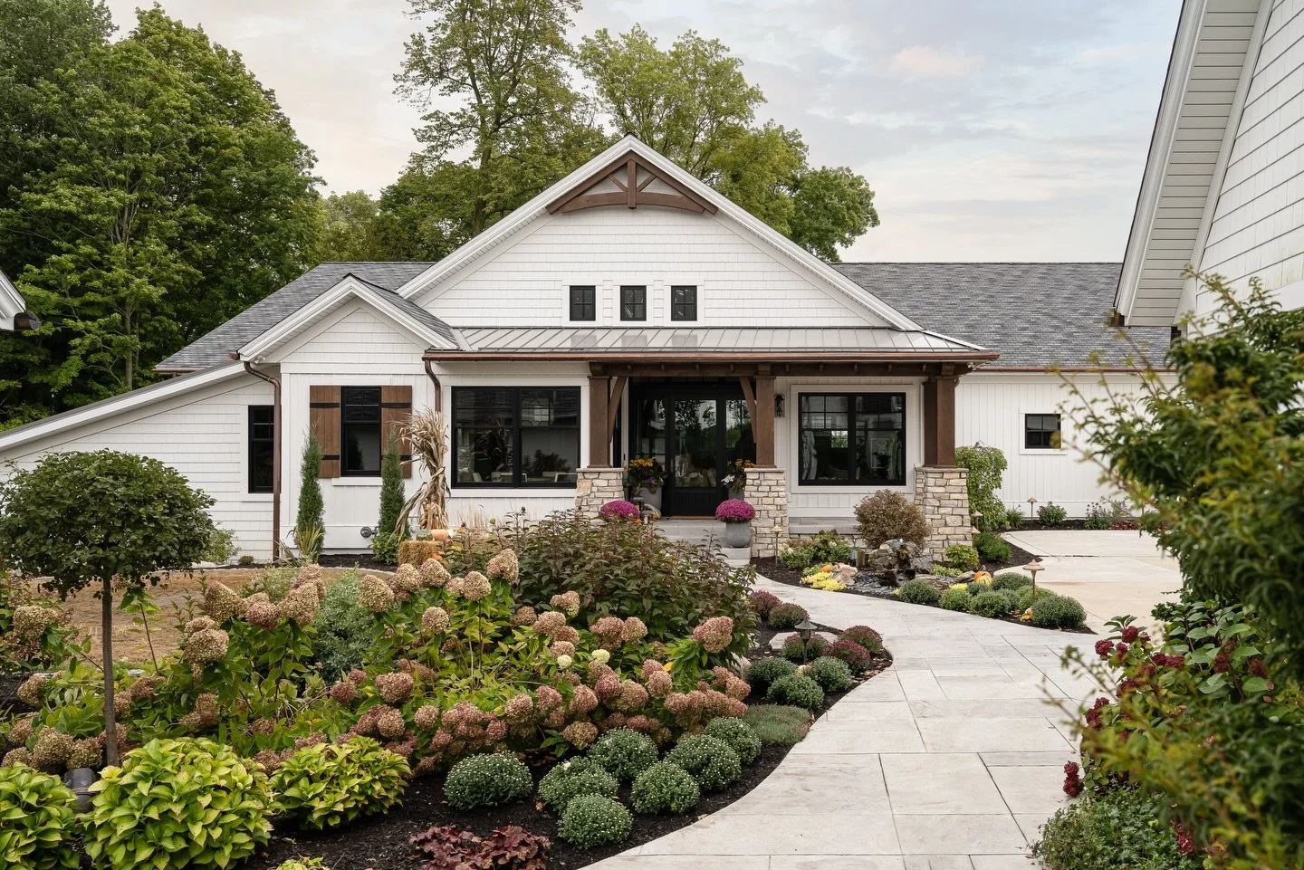 Any guesses what&rsquo;s hiding behind the walls of this new construction project? Drop a comment below. Stay tuned over the next few weeks as we unveil a project we truly love! 👀

Builder: @martin.brothers
Architect: @helmansechristarchitecture
Pho