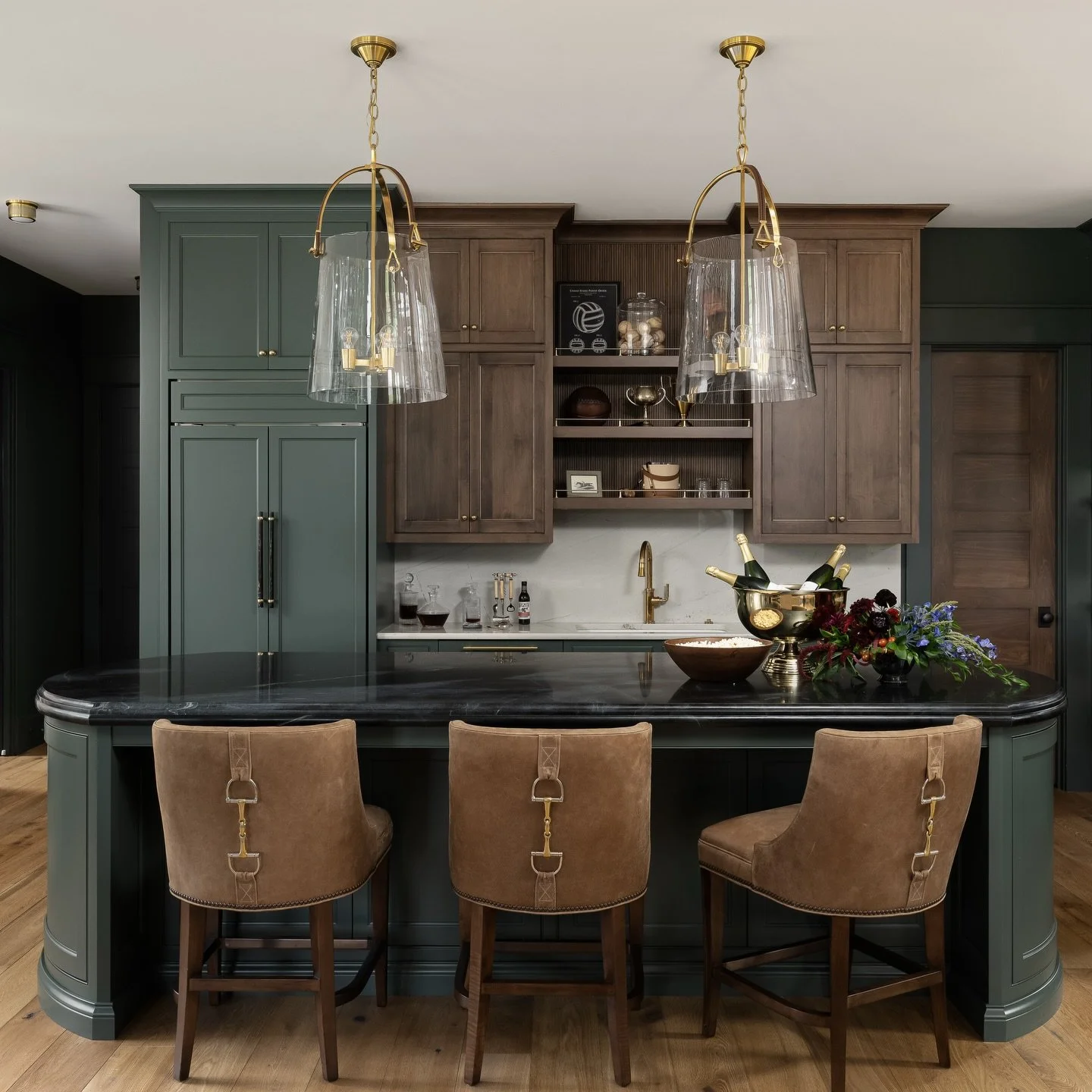 Pull up a seat, enjoy a beverage, and take in the action from the best view in the house!

Photography: @sarahshieldsphoto
Cabinetry: @ayr_cabinet
Florals: @bouquetofgranger 

#TheResidentialRec #EntertainingAtHome #LuxuryGym #Courtside #CustomMillwo