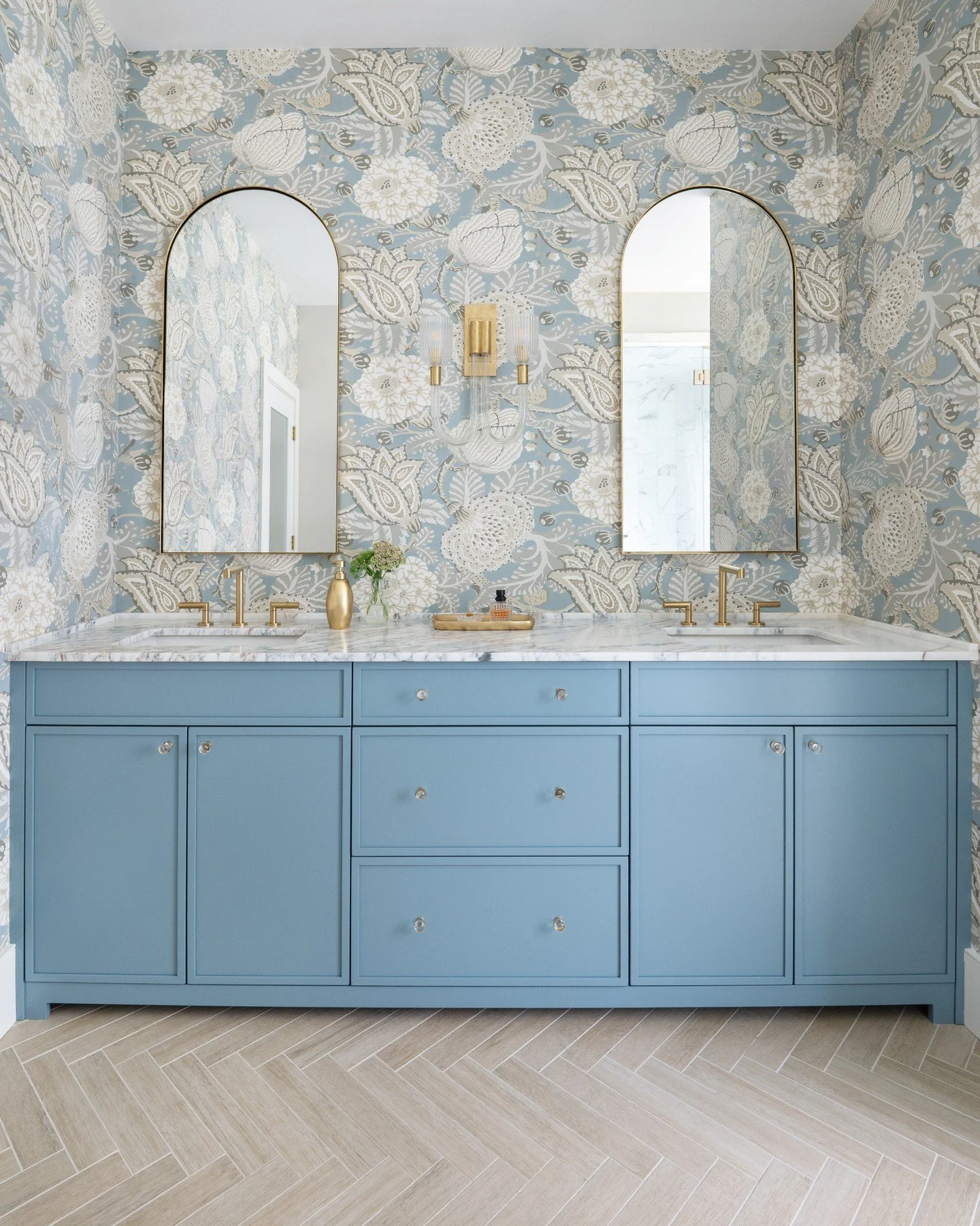 These winter blues have us daydreaming of spring days ahead. 🩵

Photography: @traci.shupert
Cabinetry: @hoosier_house_furnishings

#ThePatternedPlay #PrimaryBathroomDesign #PowderBlues #BrassAccents #LuxuryDesign  #mapleandwhitedesign