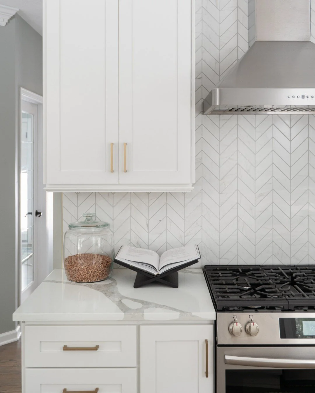 Classic, clean, and a space that feels as fresh as it looks! 🤍

Photography: @traci.shupert

#whitekitchen #brightwhite #customcabinetry #goldaccents #luxurydesigner #midwestdesign #mapleandwhitedesign