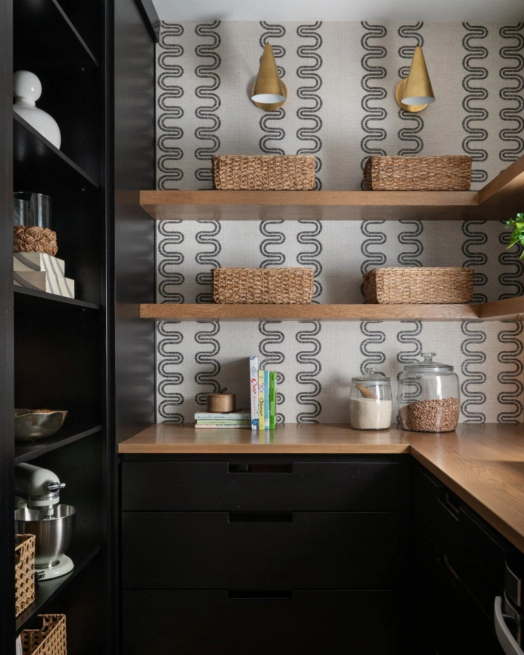 Our pantry philosophy: Practical but make it pretty! Design for real life.

Photography: @traci.shupert
Cabinetry: @hoosier_house_furnishings

#thepatternedplay #wallpaper #custompantry #pantrydesign #foodstorage #luxurydesign #midwestdesigner #maple