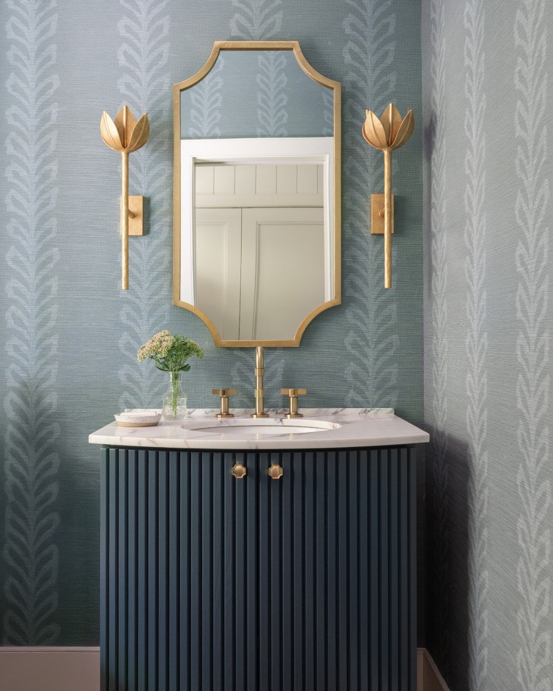Blue on blue hues! This powder room is a little bit dramatic but in the softest way possible.

Shoutout to @hoosier_house_furnishings for this beautiful fluted-front vanity! 

Photography: @traci.shupert

 #PatternPlay #PowderRoom #ColorBlue #ToneOnT