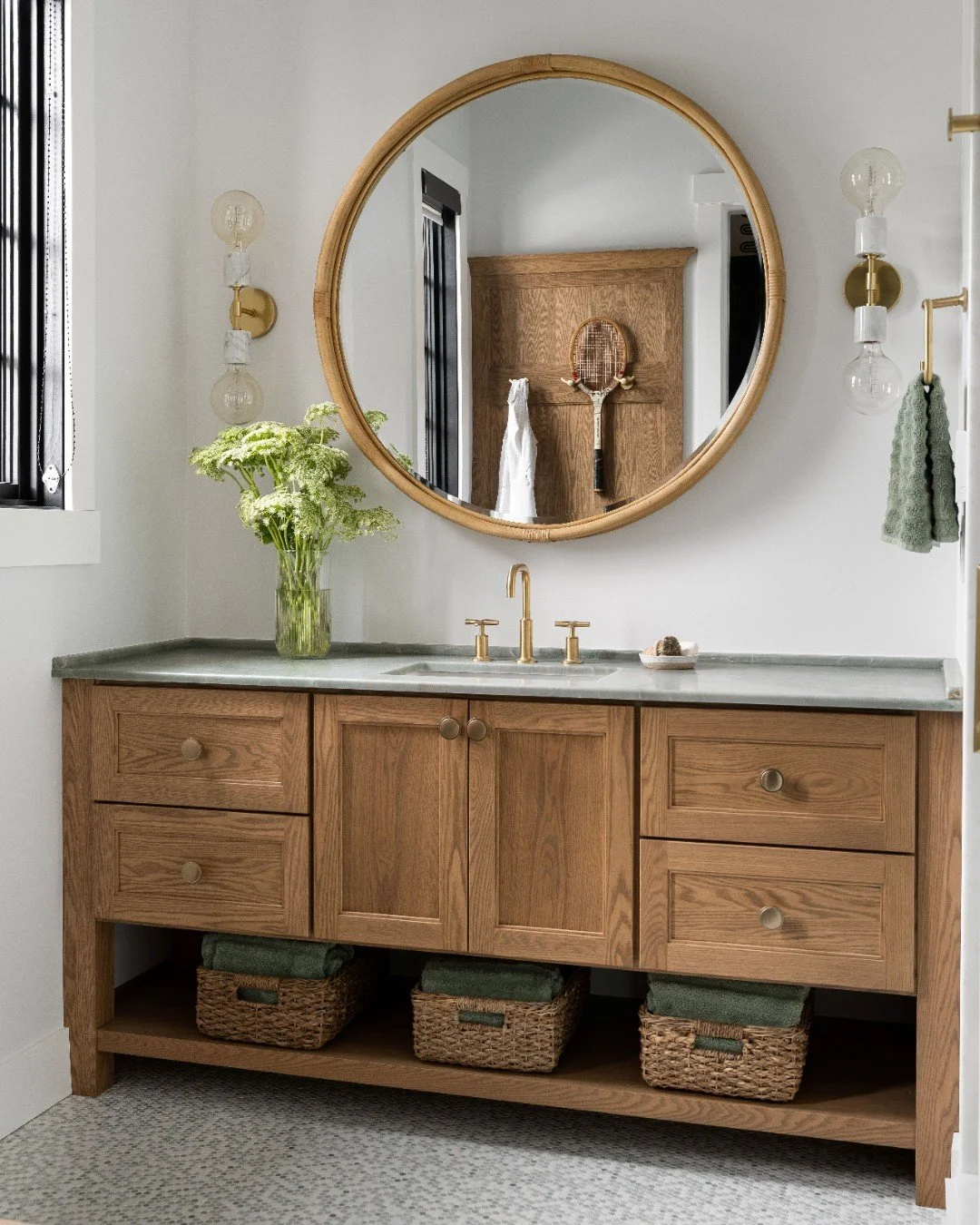 Think fresh, green, and spring! 🌿

From the green quartzite countertop to the natural wood vanity and bright sunlight streaming through the window, this bathroom feels like a refreshing start to the new season.

Photography: @sarahshieldsphoto
Count