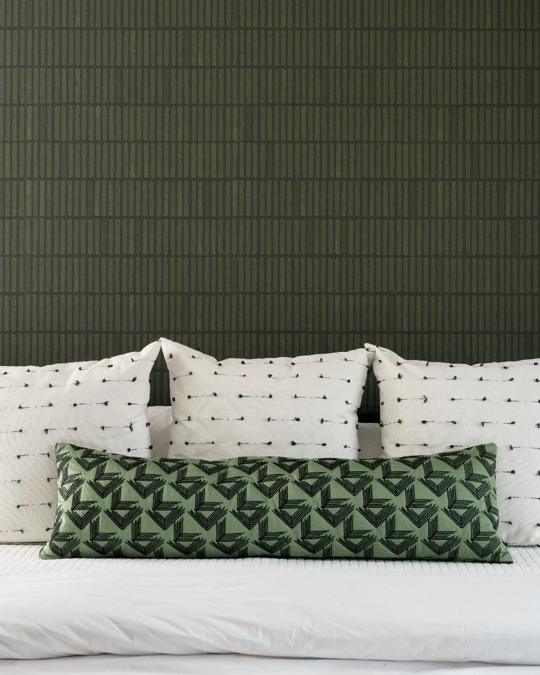 Textures on patterns on textures over here!  This guest bedroom is anchored by strong, repeating lines to make a bold statement. 

Photography: @sarahshieldsphoto
Builder: @martin.brothers

 #TheUltimateRetreat #GreenWallpaper #GeometricPatterns #Lux