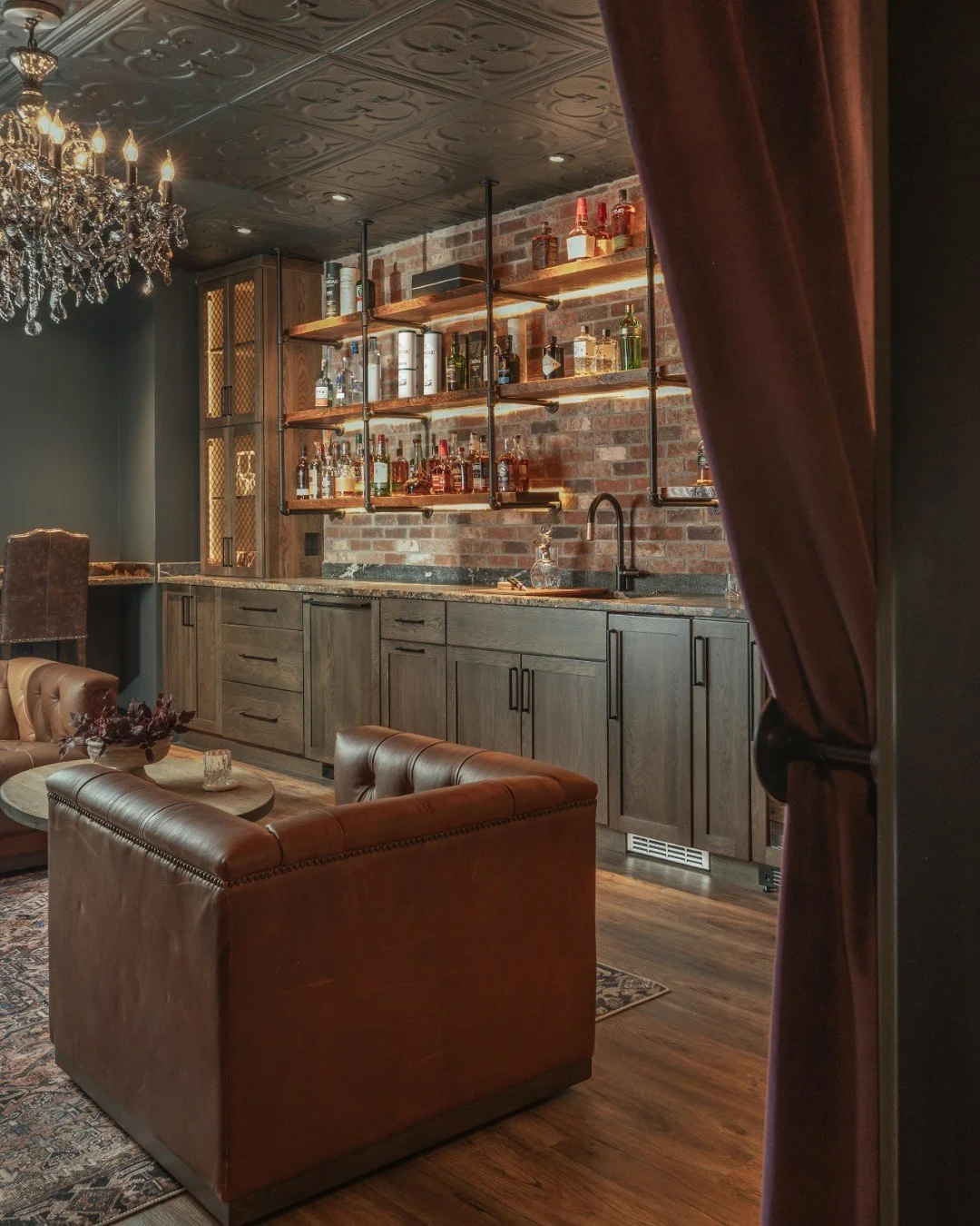 Tucked away and top-shelf. Welcome to "The Cantina" - the ultimate hidden basement escape. Celebrating Cinco de Mayo with handcrafted margaritas and a view of the brick and brass. Cheers to this hidden gem! 🍹🌵

Photography: @traci.shupert
