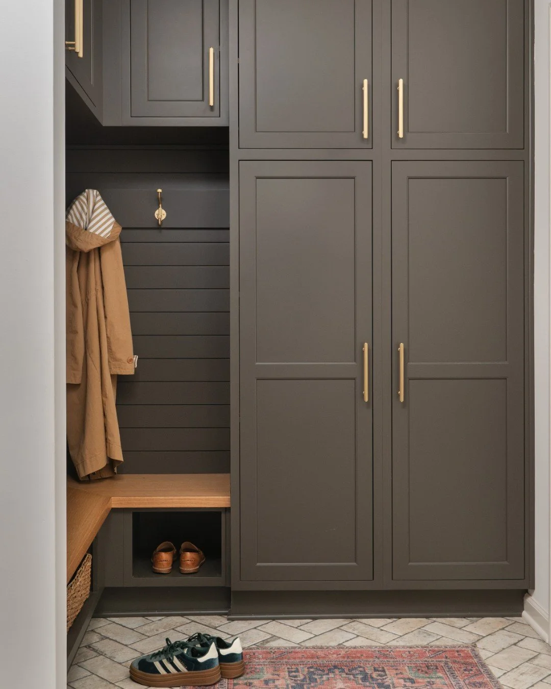 Summer is getting busier, which means mudrooms are too! ☀️ Keep the chaos contained behind closed cabinetry doors that help keep things a little more organized.

Photography: @traci.shupert
Remodeler: Peacock and Company

#mudroomdesign #customcabine