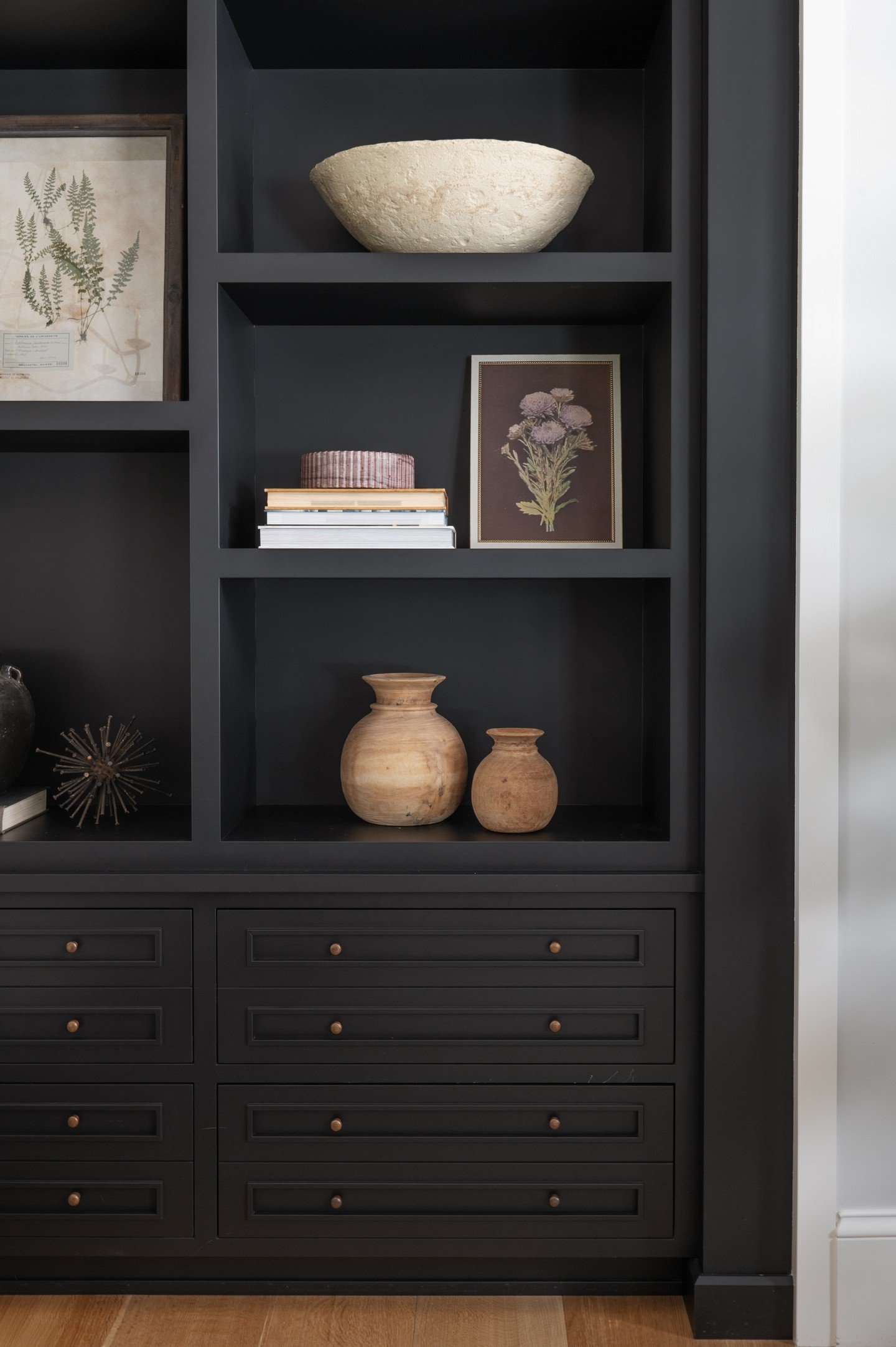 If you love the look of custom built-ins but have no idea how to style them, you are in the right place!

We balance form and function with hand-selected decor, thoughtfully weave in your personal touches, and style every shelf so the entire room fee