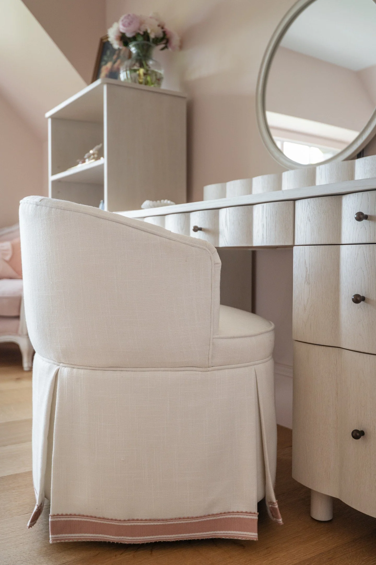 We&rsquo;ve said it once and we&rsquo;ll say it again: it&rsquo;s all in the tailored details here at M&amp;W! Every element is designed to fit seamlessly into the space, crafting a look that is truly unique to each client's home. 🎀

This custom tri
