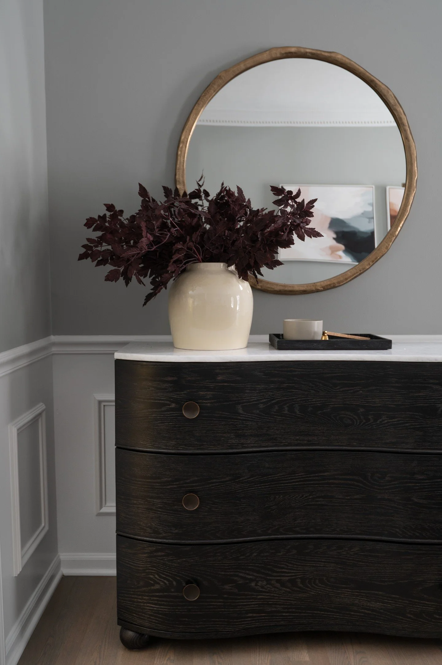 Fall has arrived here in the Midwest, so it&rsquo;s time to welcome back some moodier shades. Are you team deep reds and warm oranges, or do you prefer rich purples and earthy browns? 🍁

Photography: @traci.shupert

#FallColor #DiningRoomFurniture #