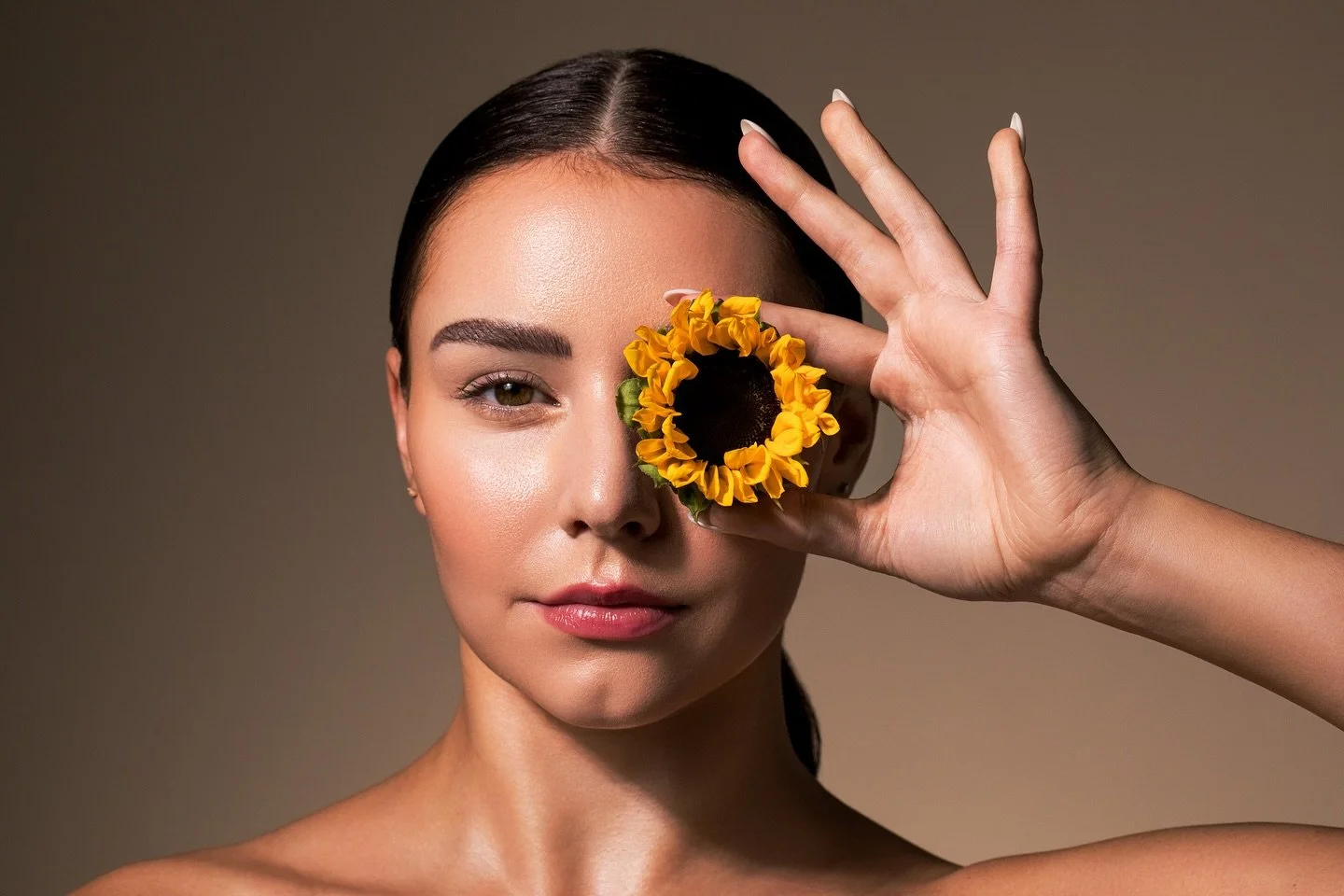 At the heart of both our Chantilly Face Cream and Versailles Enzymatic Facial Scrub lies one radiant ingredient: Sunflower Oil, nature&rsquo;s golden elixir. 🌻
Rich in antioxidants and essential fatty acids, this botanical treasure deeply nourishes,