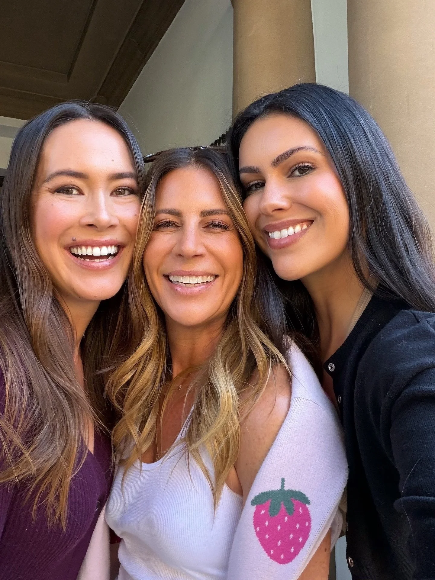 LA ☀️ 

Saw our niece play Alice in Alice in Wonderland 🐇

Got good QT with some of our best friends and family 🤍

Had a good cry and a nap before leaving for the airport 😩

Embracing all of it. This was one of the best weekends with our favorite 