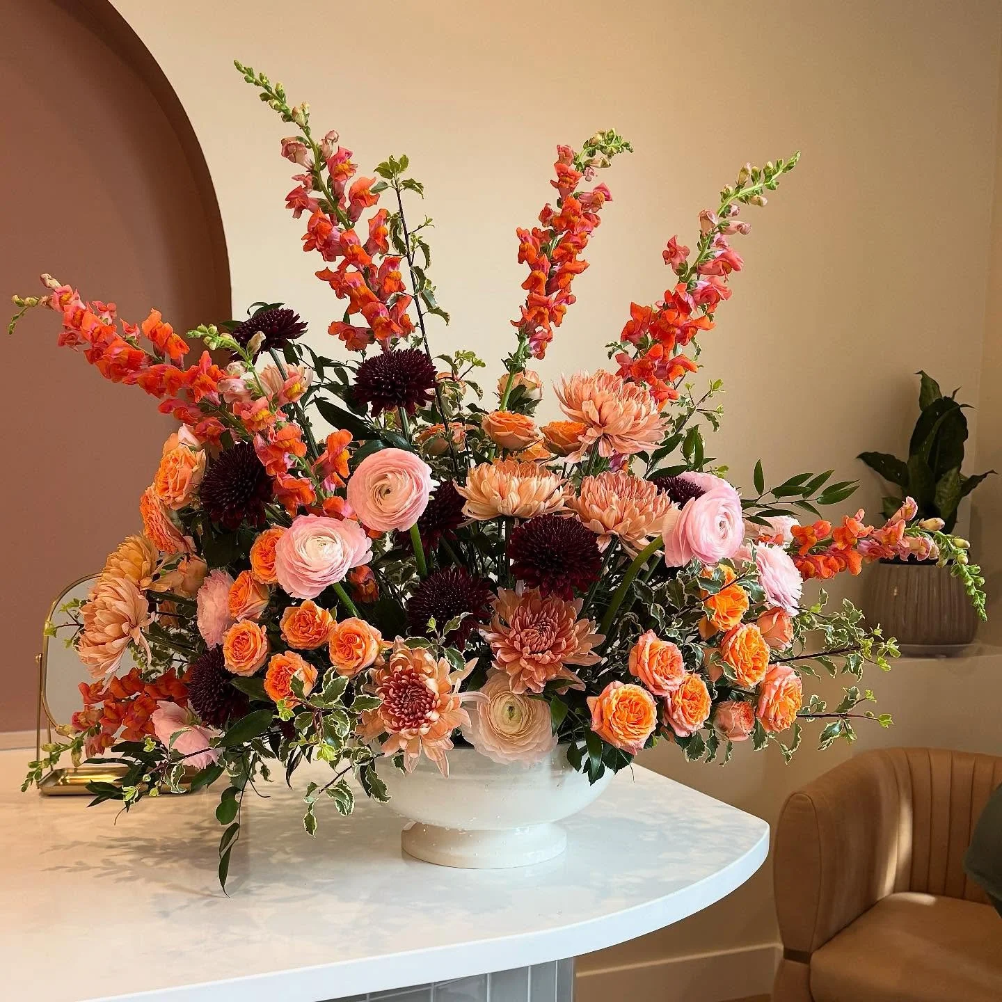 starting the week with a beautiful arrangement for @ilumraskin! go check out the newest med spa in Raleigh 🌸🌸🌸