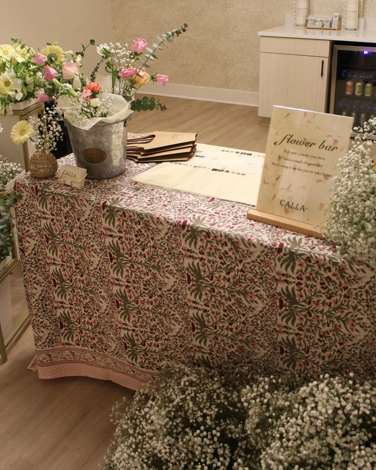 We had so much fun hosting the build-your-own-bouquet bar at the @ilumraskin soft opening! In love with these blooms and all the bouquets everyone created last night ✨🌸