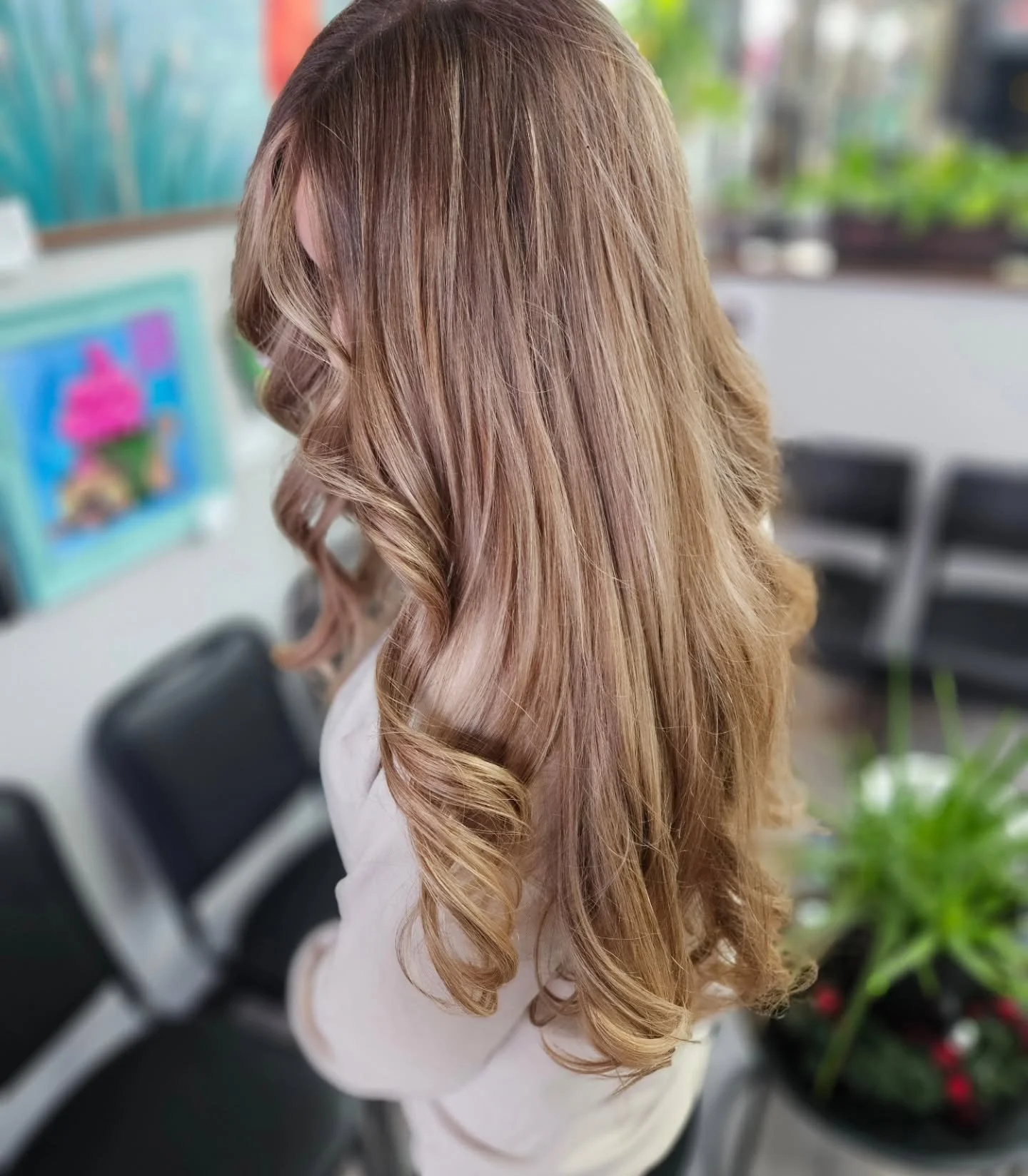 Did you know we do all forms of color? Including natural colors?!?! Yes indeed we do, we specialize in all forms of color that leave the hair feeling soft and strong! Book your next color with us ✨️ 😊 💕 
Stylist @nickidkguess 
Color @dangerjonescre