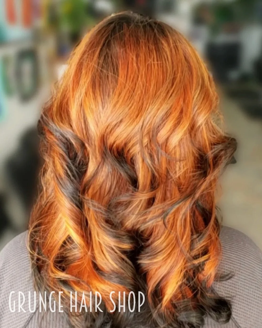 Hair that will make you feel ✨foxy✨. @heatherp.hair crafted this perfect blend of auburn and black for that dimensional, textured look that moves. 

Want the foxtail look? 🦊 Let&rsquo;s make it yours. Book a color and cut appointment online.

📍 Gru