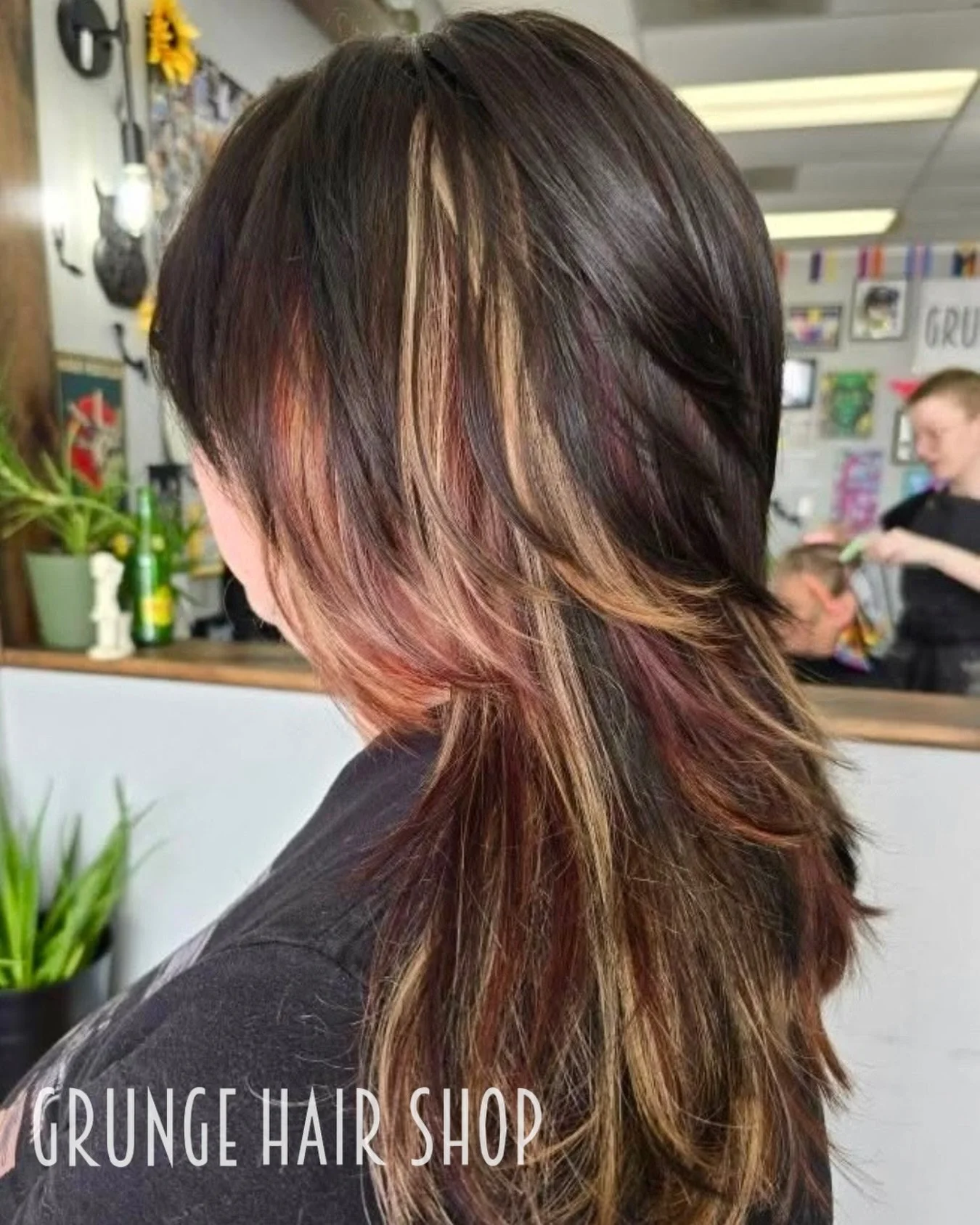 The cutest pop of color. 🐾

Book with @kristisalvato at the link in our bio!

📍 Grunge Hair Shop | 2400 Farm to Market 2920 Suite 140, Spring, TX 77388
📞 (832) 359-2797

#GrungeHairShop #CalicoHair #HiddenColor #LayeredCut