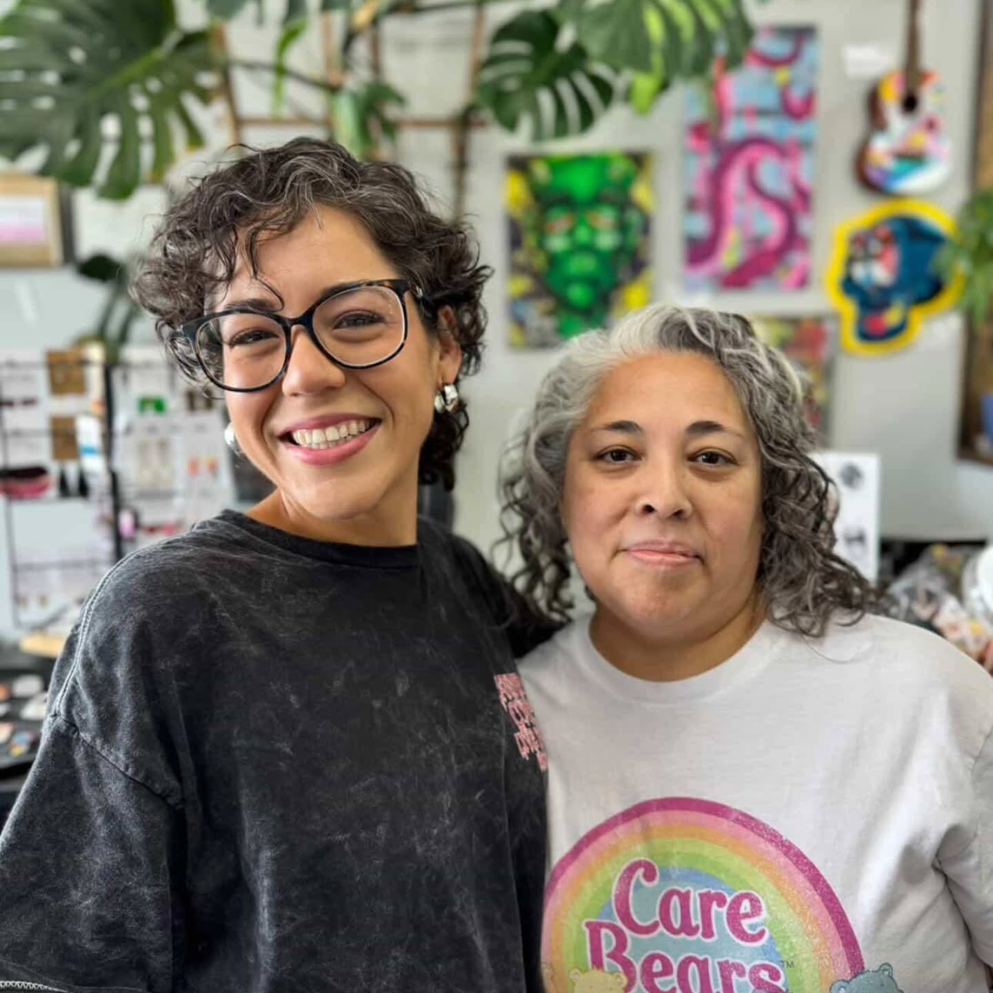 Today we celebrate all of the birth givers and care takers out there! Show love to the ones who made you! #happymothersday #momsrock #momssupportingmoms #momscomeinallshapesandforms 💕🌼🌸🌹🌷💐
Style out on the left by @aprillynnstylin 
Cut and styl