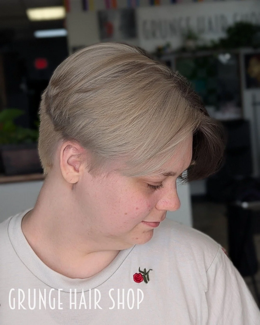 Split down the middle, neutral but bold. 🖤🤍 Tony kept it clean and balanced&mdash;half blonde, half brown, all attitude.

Book with Tony at the link in our bio!  @glazed_Looks 

📍 Grunge Hair Shop | 2400 Farm to Market 2920 Suite 140, Spring, TX 7