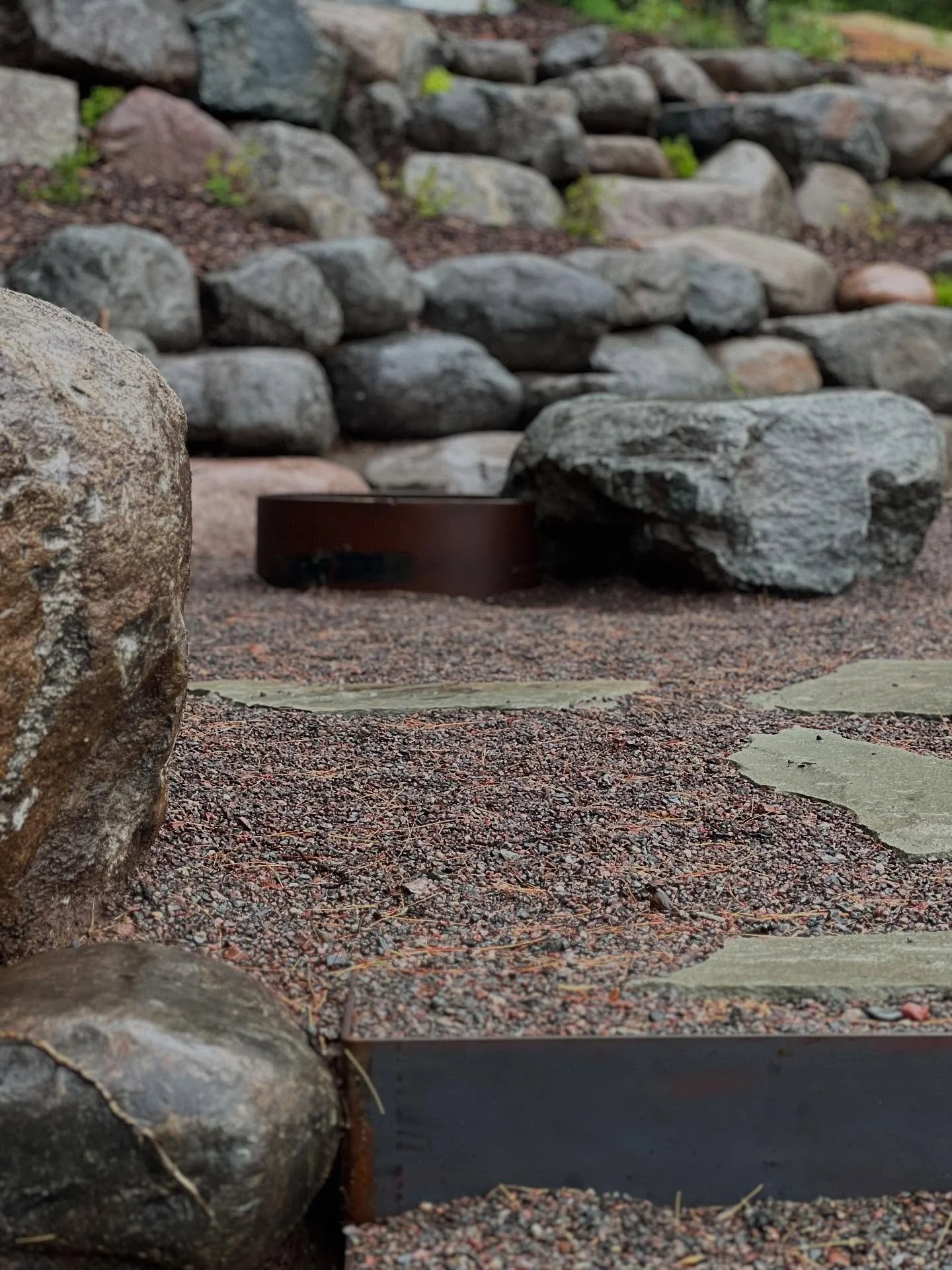 Granite boulders anchor the landscape while sleek steel steps carve a path through the terrain. Lush greenery softens every edge, weaving nature and design. πͺ¨β¨πΏ
#landscapedesign #landscapeconstruction #steellandscape #graniteboulders @c_thran_  @qu