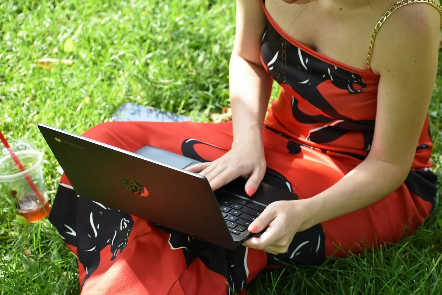 B2B vs. B2C Marketing Channels: A Side-by-Side Comparison for Founders