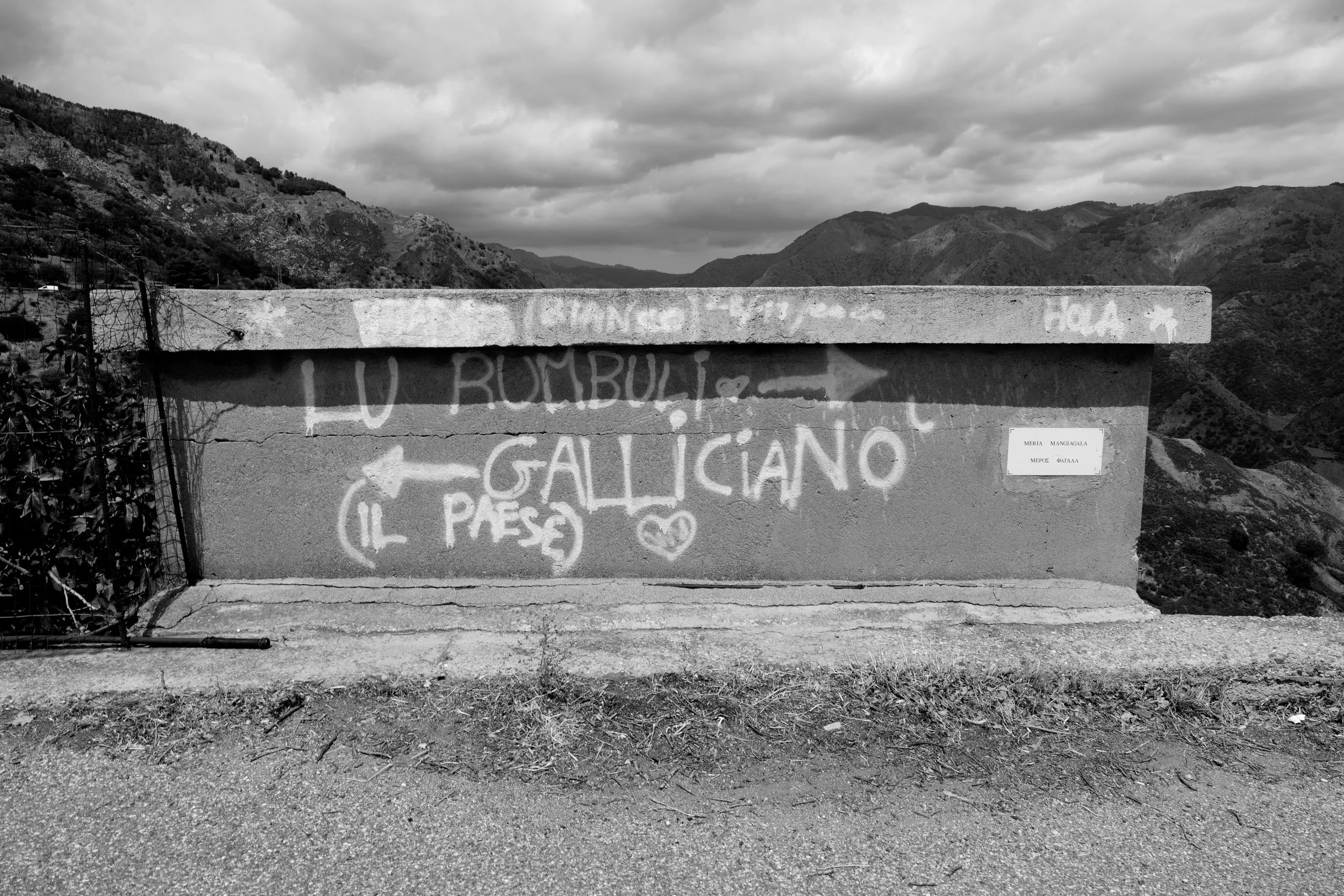 Inscription in Calabrian dialect, directions to village entrance