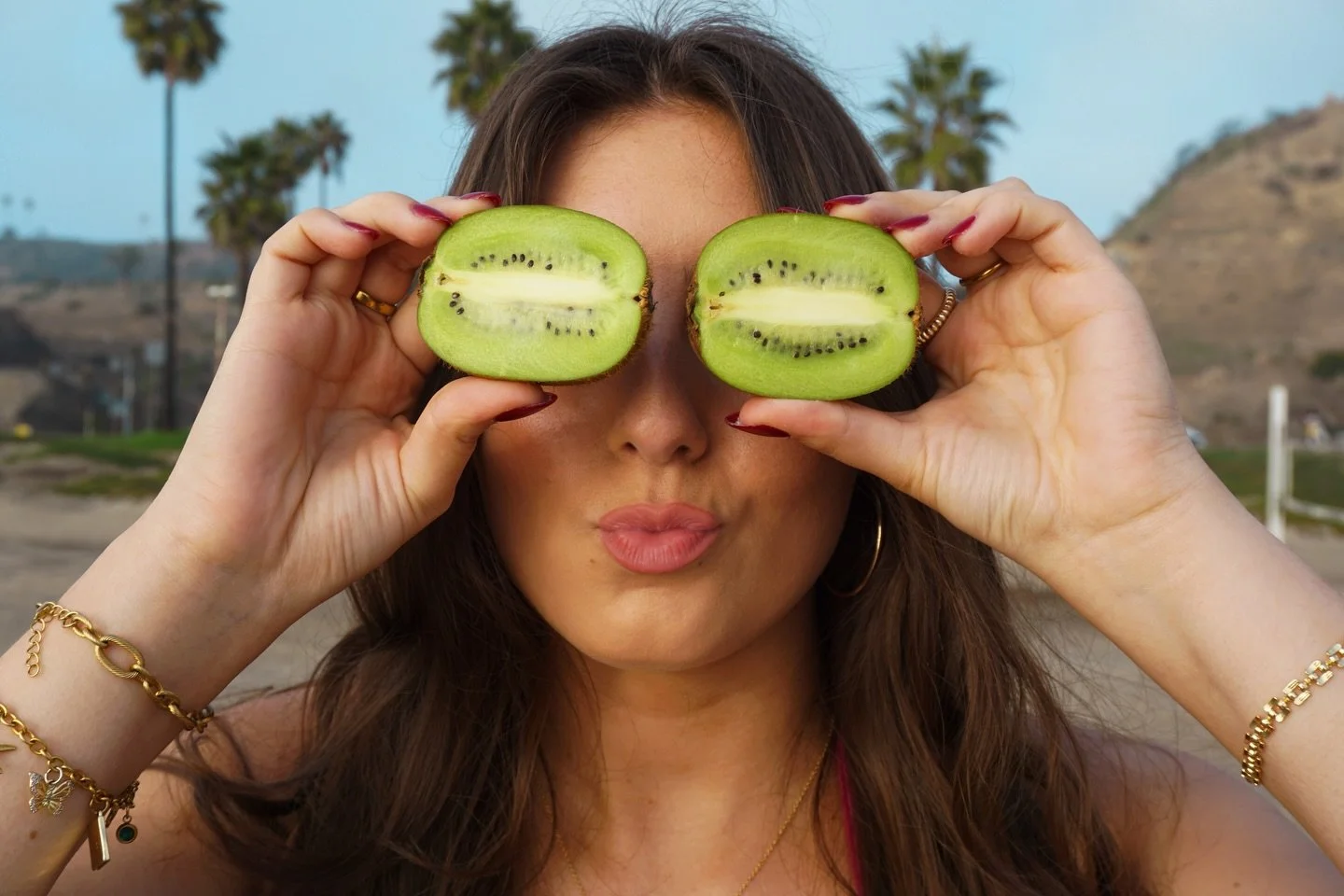 Kiwi = glow, gut health, immunity, energy.

Small fruit, major benefits 🥝✨

Find kiwi in our juice GLOW UP along with pomegranate, pineapple, orange and collagen for the ultimate wellness boost.