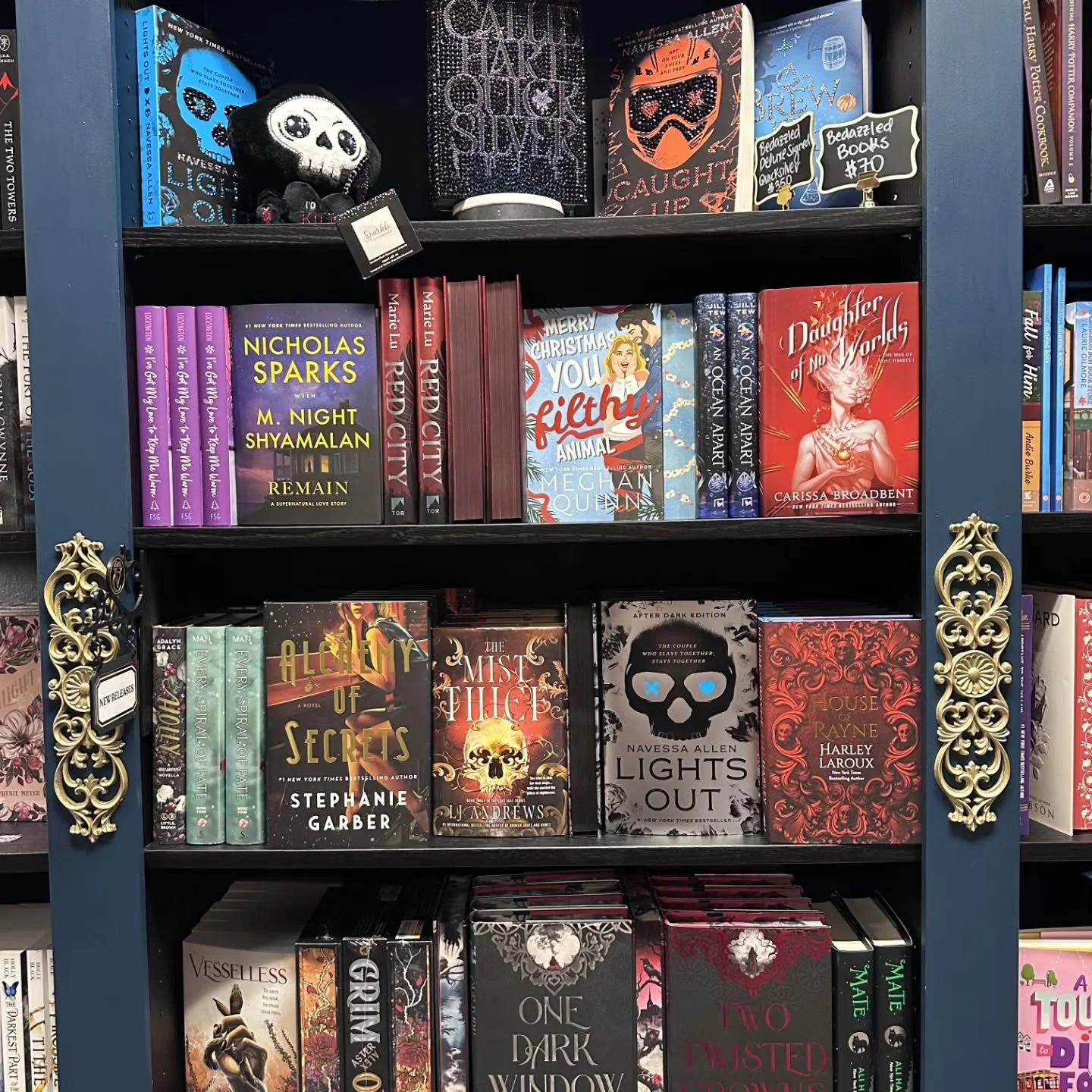 New Release Tuesday

This week we have some amazing new releases this week. We are featuring:
⚔️Red Rising by @piercebrownofficial
⚔️Remain by @nicholassparks &amp; @mnight 
⚔️Red City by @marieluthewriter 
⚔️Daughter of No Worlds @carissabroadbentbo