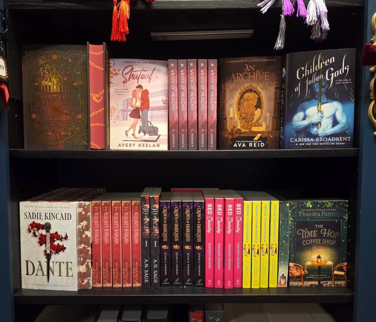 New Release Tuesday at The Velvet Chapter! 📚✨
Our shelves are sparkling with brand-new stories, gorgeous editions, and worlds waiting to sweep you away. Here&rsquo;s what&rsquo;s new (and newly restocked!) this week:

🔮 Phantasma &ndash; Deluxe Edi