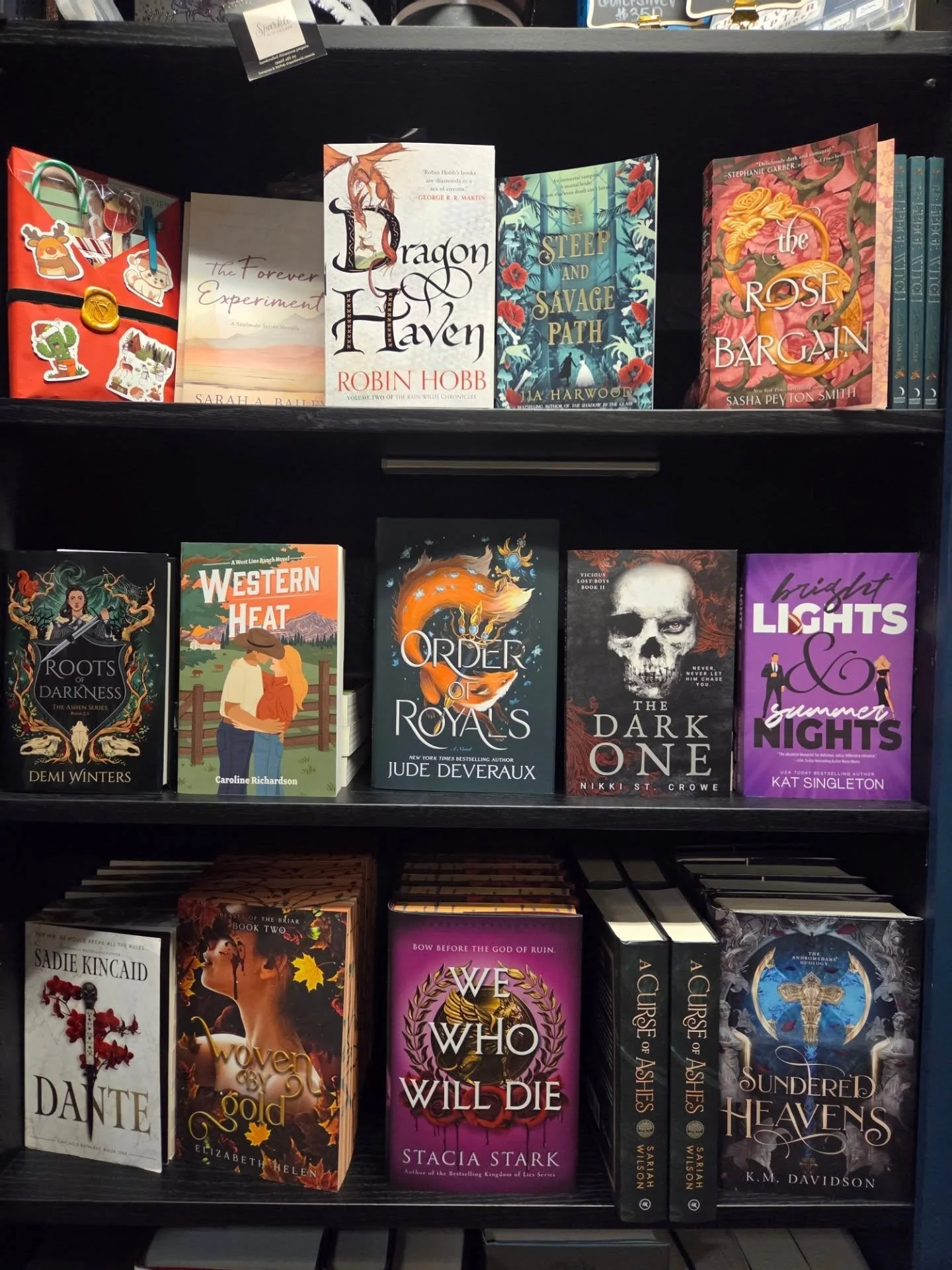 ✨📚 New Release Tuesday at The Velvet Chapter 📚✨

Fresh stories have officially landed on our shelves, and we&rsquo;ve got something for every kind of reader, from dark fantasy and sizzling romance to cozy summer vibes and royal intrigue 👑🔥🤠🌞

✨