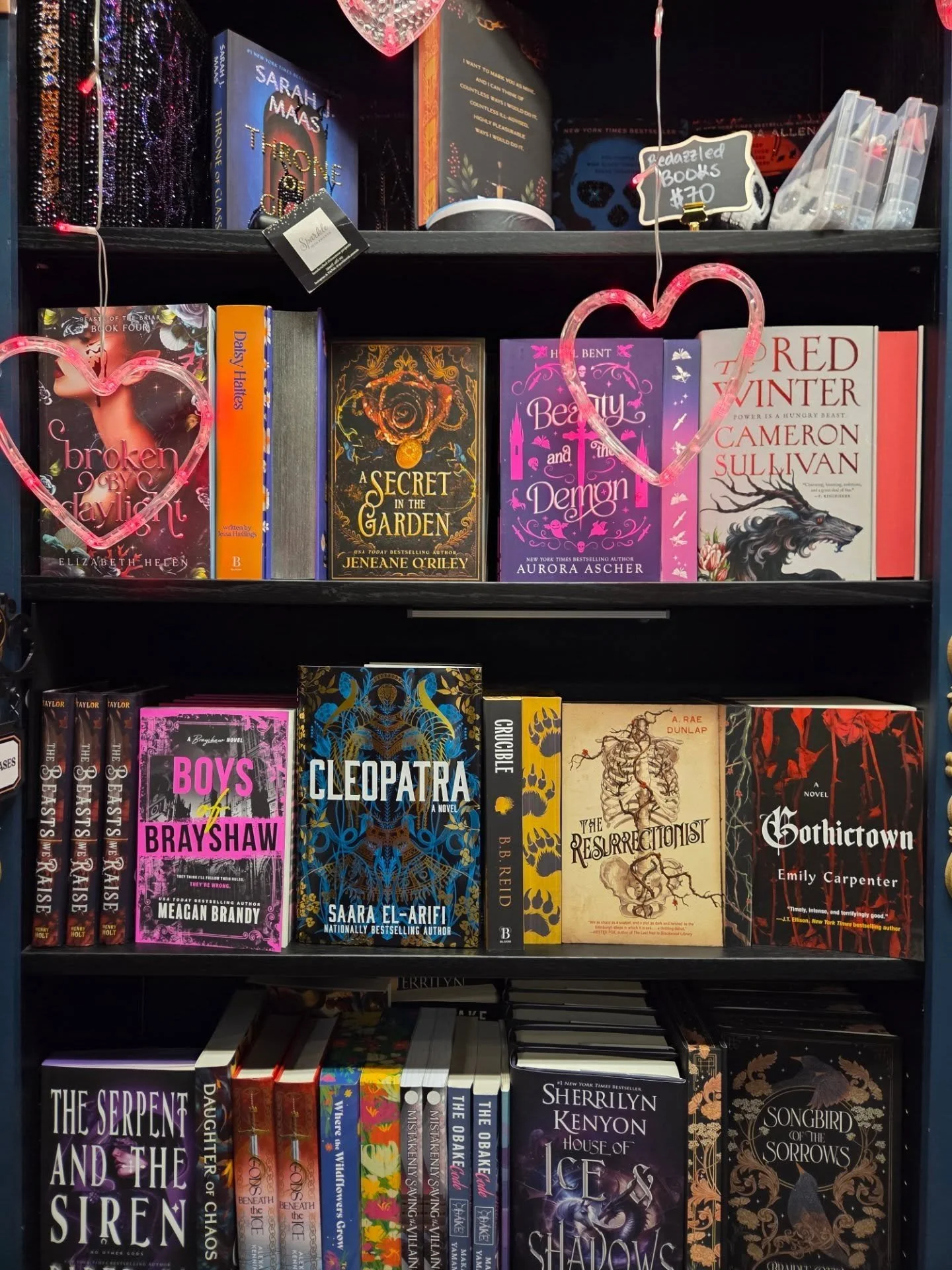 ✨ NEW RELEASE TUESDAY ✨

Dark romance, dangerous devotion, and stories that don&rsquo;t play nice&hellip; here&rsquo;s what just enchanted the shelves:

🖤 Broken by Daylight by Elizabeth Helen &mdash; aching tension + morally gray love
🥀 Beauty and