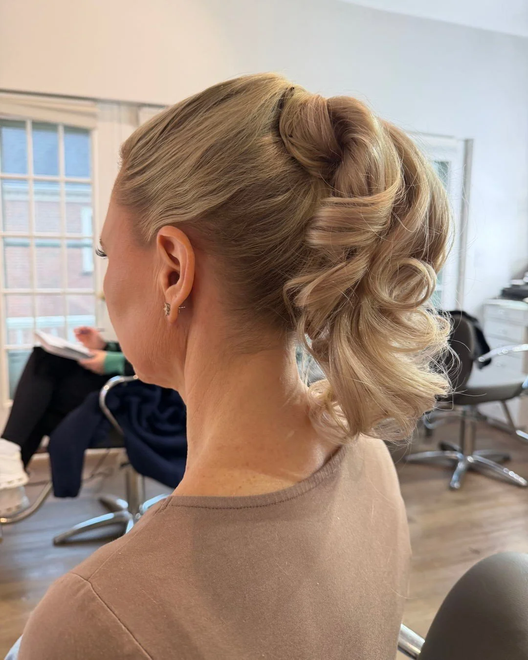 Do the holidays&hellip;. And make it gorgeous! Get naturally glam for all the season's special moments at Aura. 

#cleanbeautysalon