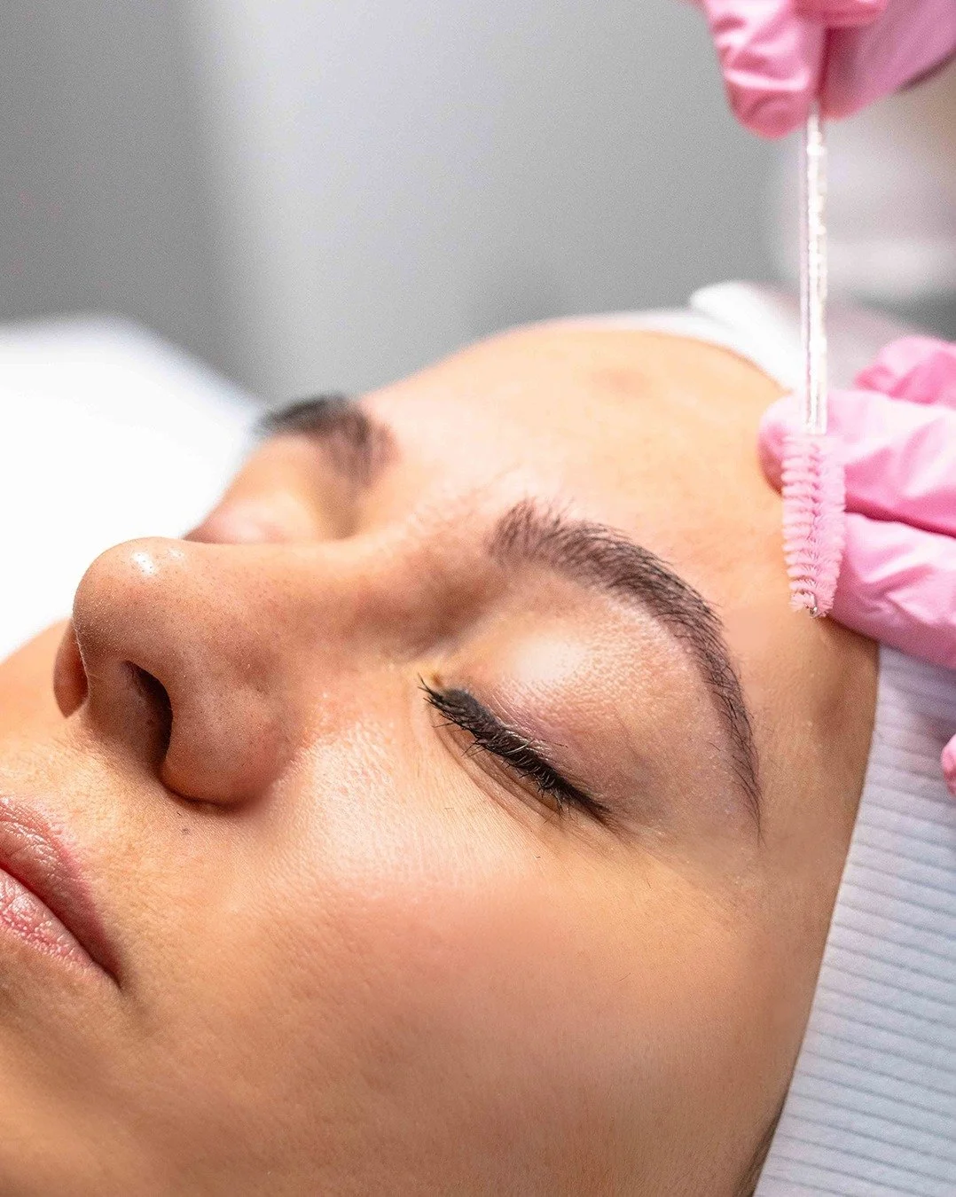 Your eyes deserve a little love! At Aura, we&rsquo;ve got every brow and lash service to frame your face perfectly: from a simple brow clean‑up ($25) to a full brow lamination + lash lift ($185). Prefer a pop of color? Try a brow tint, Henna brow, or