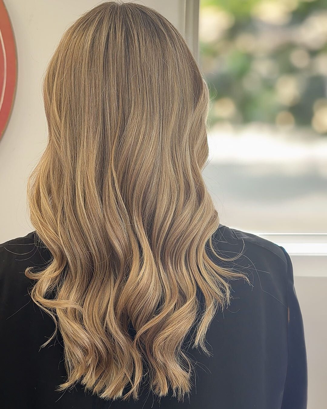 Soft, seamless, and sun-kissed ✨
Baby microlights woven through to blend beautifully with her natural tone for that effortless, lived-in glow.

Color + style by Kat at Aura Salon