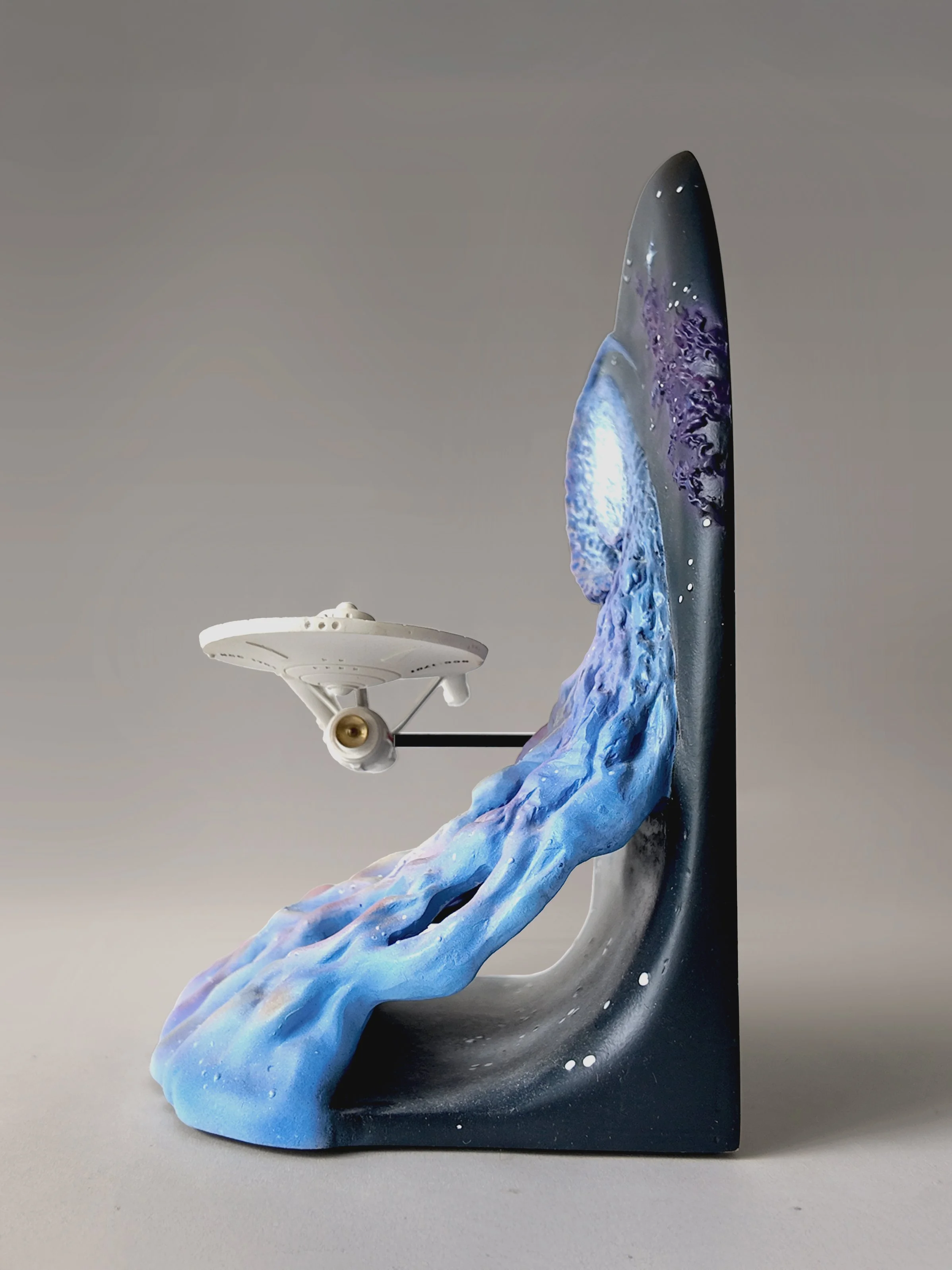 Side View of 1993 STAR TREK U.S.S. Enterprise NCC 1701 Diorama