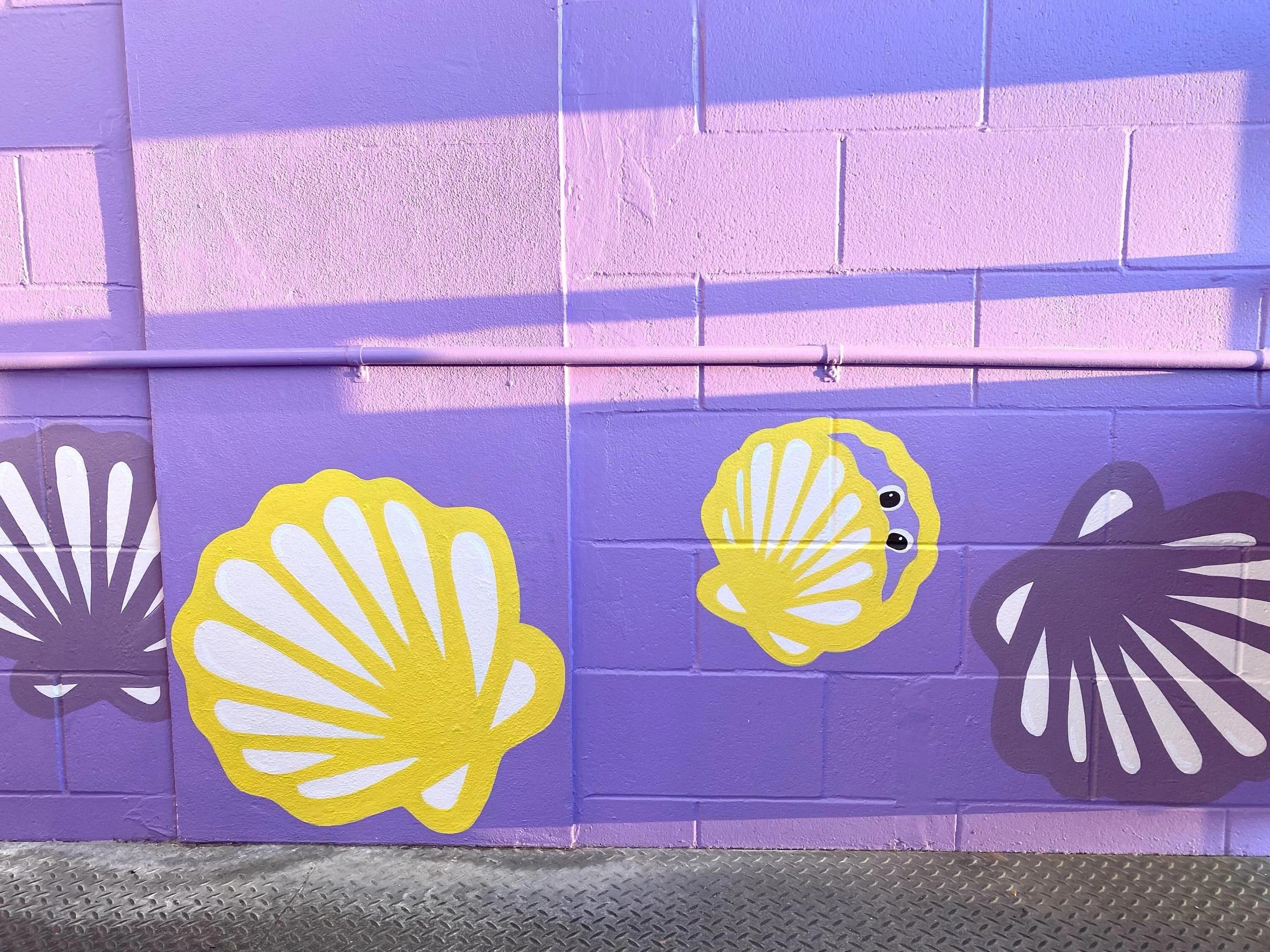 Spring Street car park 🅿️ Level 7 - The Scallop floor 🌊 🐚 

Love the simplicity of this design, the yellow (my fav colour) and getting to work on these larger walls at a larger scale (also my fav.)

Created a few variations of this shell, includin