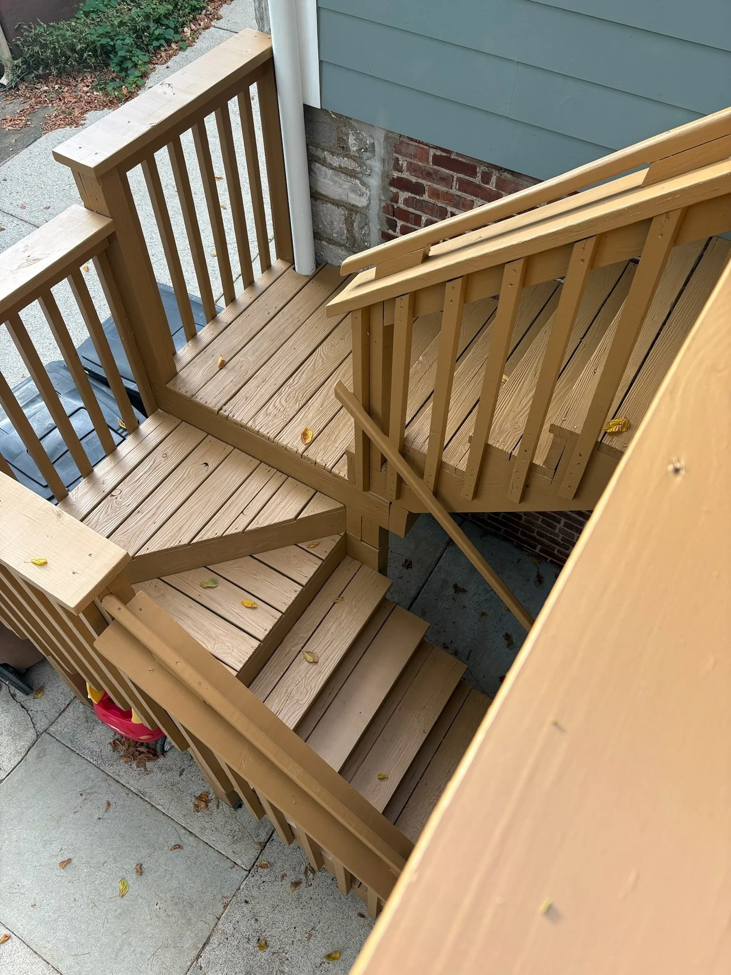 We rebuilt and stained this deck, making it the perfect spot to relax as Nashville heads into fall 🍂 Swipe for before!

#deckremodel #nashvillecontractor #homereno