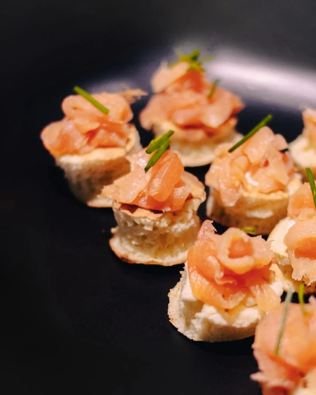 Los Blinis de salm&oacute;n son un cl&aacute;sico de nuestra cocina artesanal, ideales para tus eventos 🎉

📍 Si busc&aacute;s catering para eventos en Buenos Aires, con propuestas artesanales y creativas, nuestro equipo se encarga de que cada detal