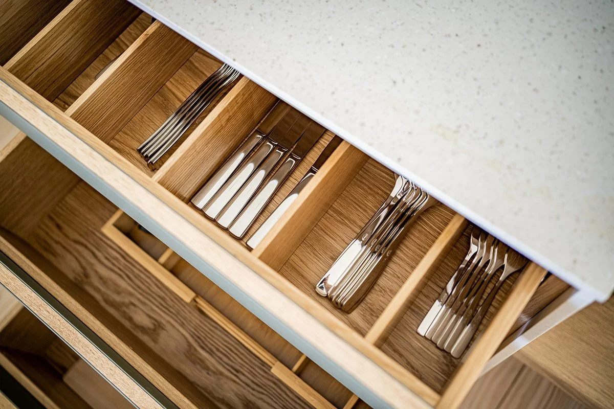 finest-hideaways-chiemsee-schneeganserhof-ferienwohnung-grabenstaett-kueche-besteck.jpg