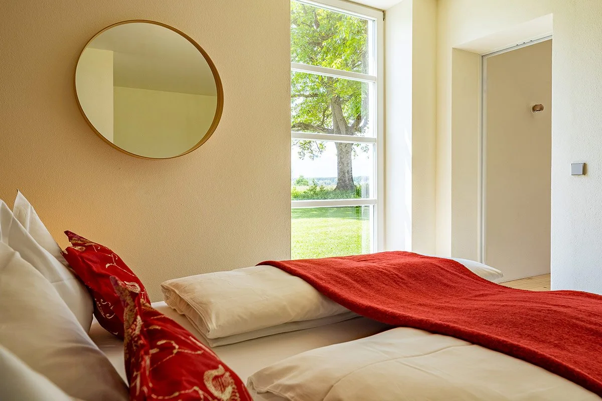 finest-hideaways-chiemsee-schneeganserhof-ferienwohnung-grabenstaett-schlafzimmer.jpg