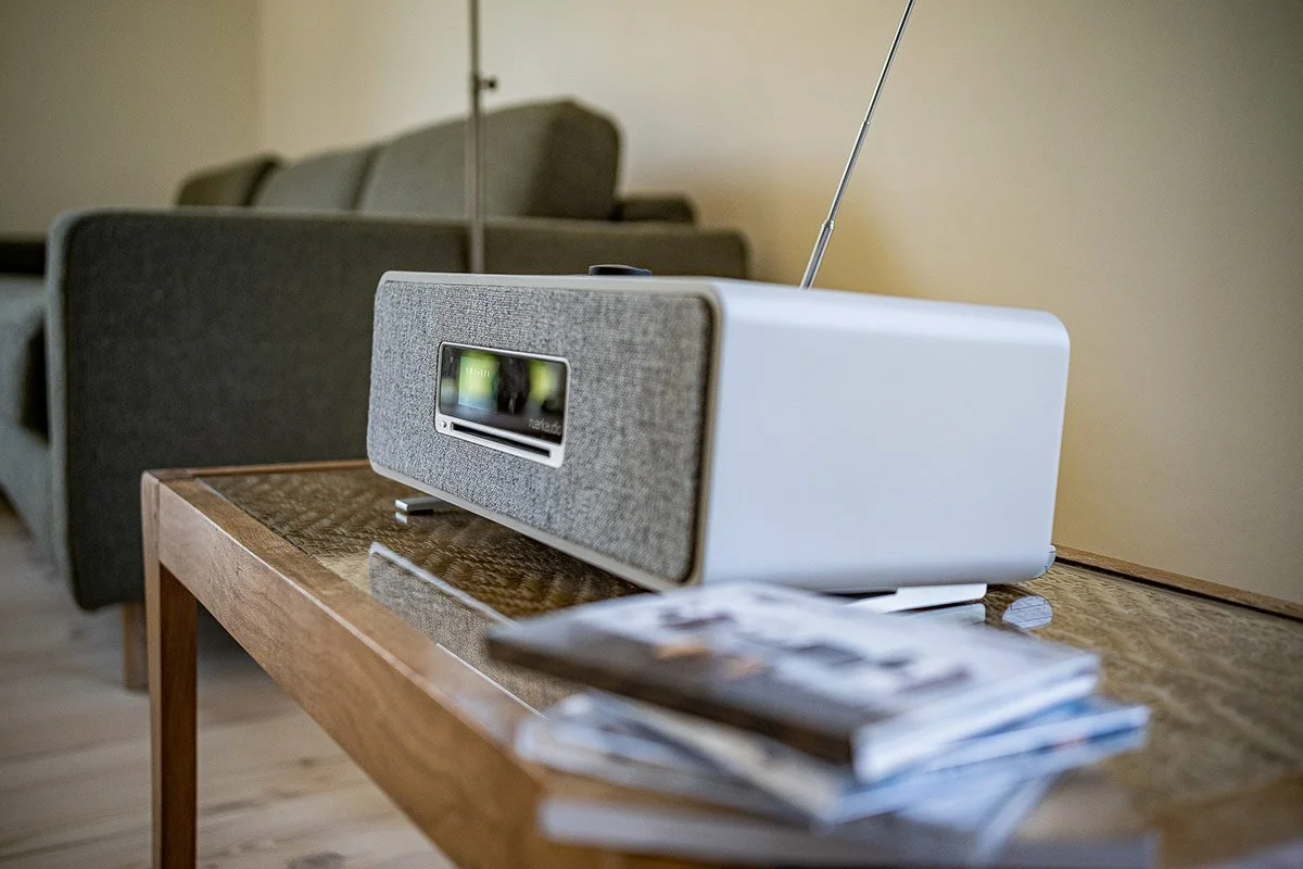 finest-hideaways-chiemsee-schneeganserhof-ferienwohnung-grabenstaett-wohnzimmer-radio.jpg