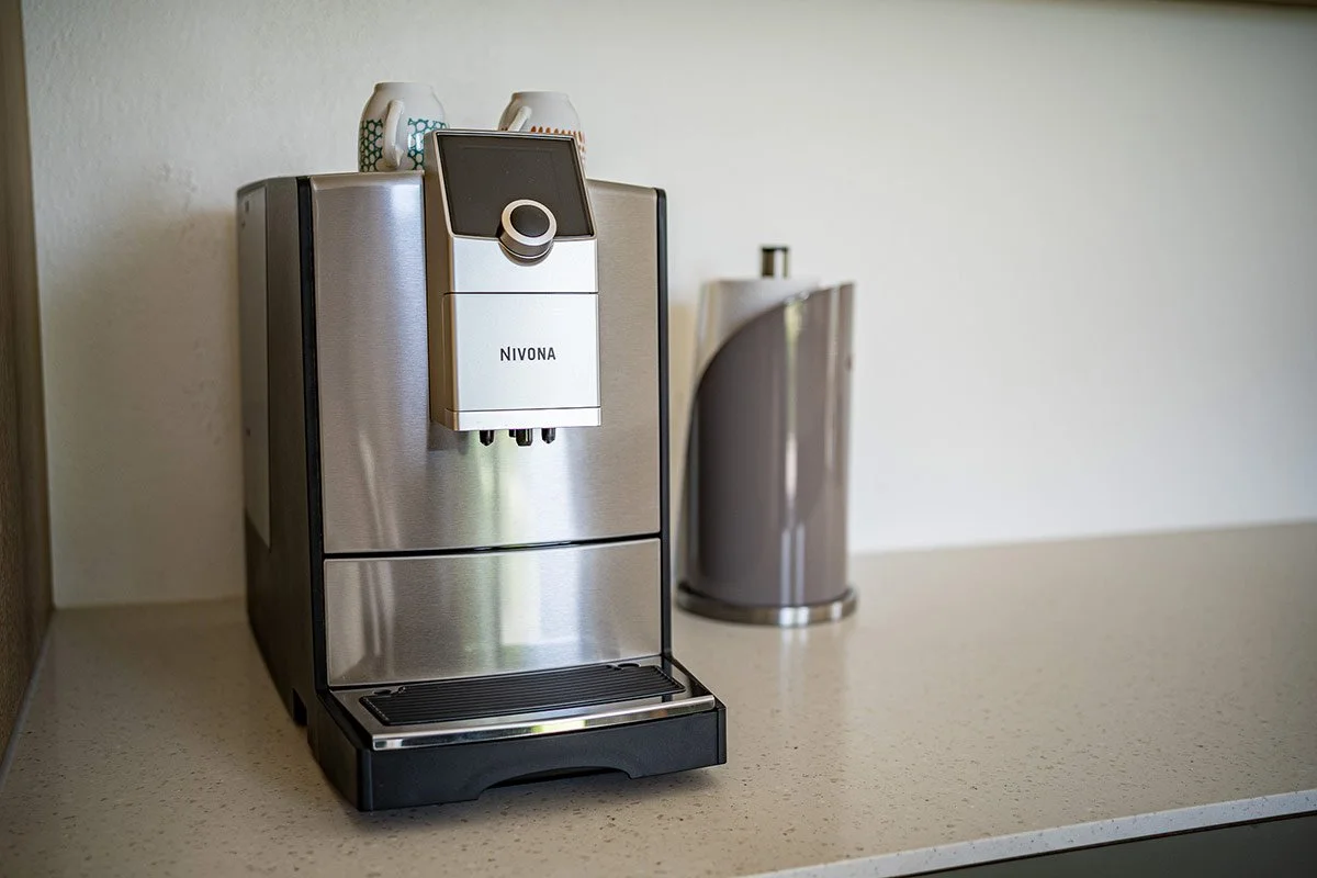 finest-hideaways-chiemsee-schneeganserhof-ferienwohnung-grabenstaett-kaffee.jpg