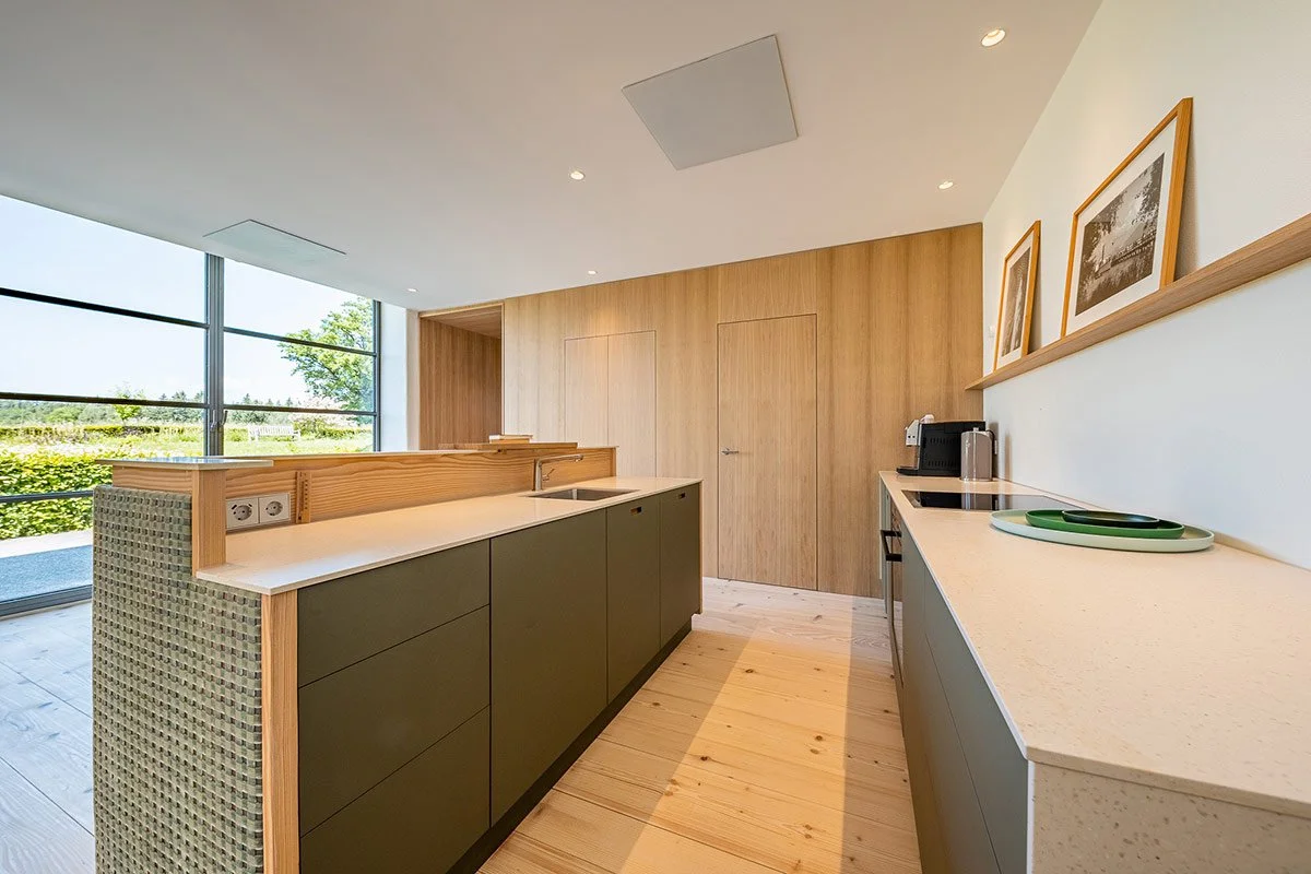 finest-hideaways-chiemsee-schneeganserhof-ferienwohnung-grabenstaett-kueche-theke.jpg