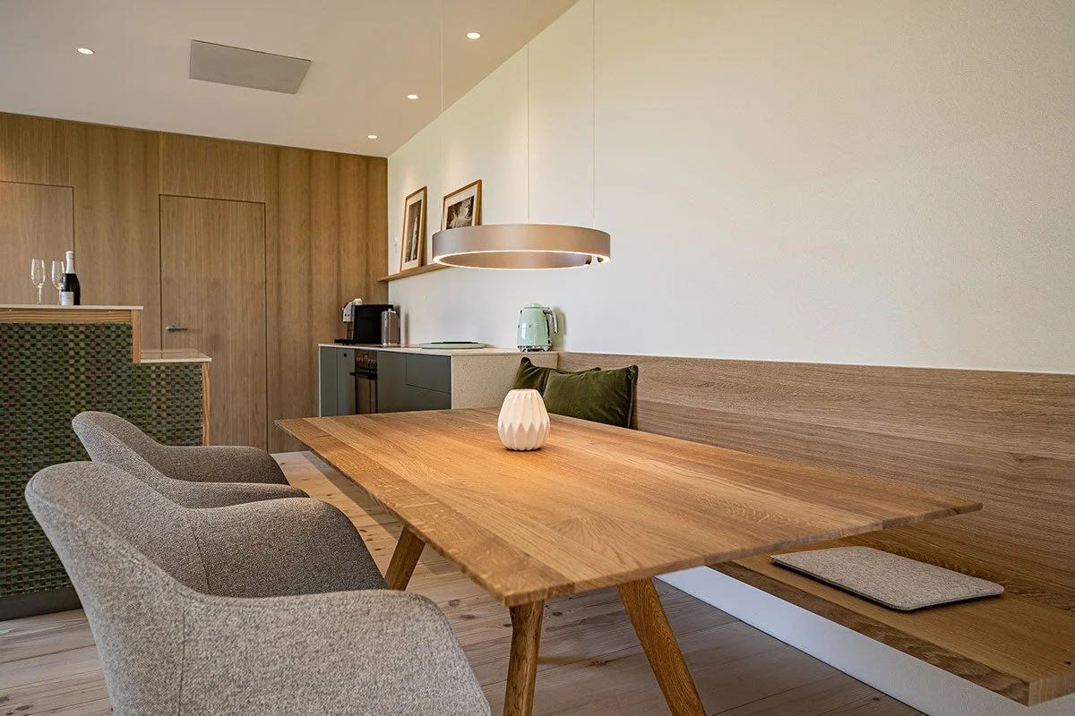 finest-hideaways-chiemsee-schneeganserhof-ferienwohnung-grabenstaett-esstisch.jpg