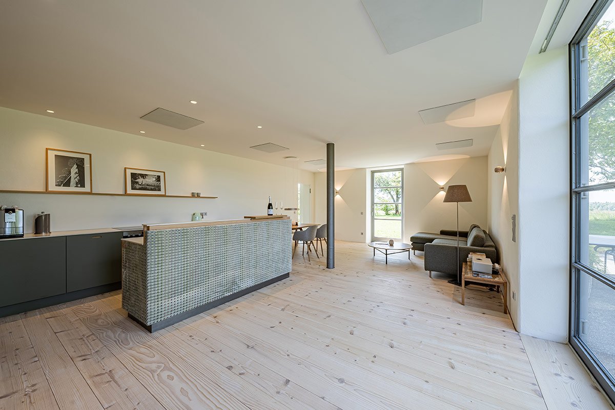 finest-hideaways-chiemsee-schneeganserhof-ferienwohnung-grabenstaett-kueche-wohnraum.jpg