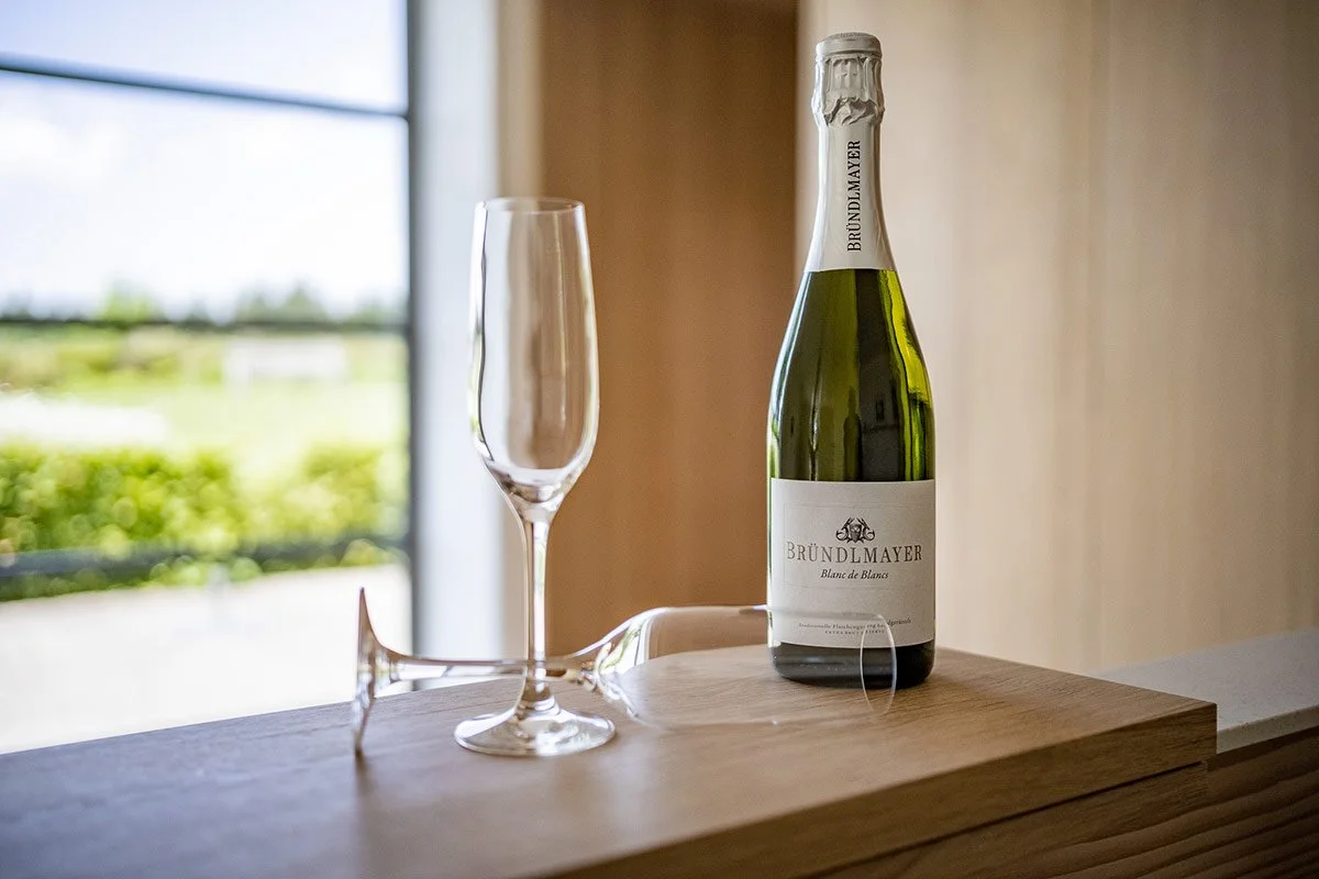 finest-hideaways-chiemsee-schneeganserhof-ferienwohnung-grabenstaett-prosecco.jpg