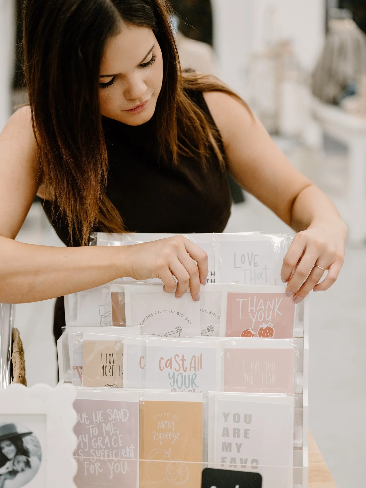 Caught @franklinandroseprints doing her pop up thanggg. 💁🏻&zwj;♀️

There&rsquo;s just something about knowing the heart behind the work so well that makes it extra special to capture.

This girl is crazy talented and has a way of adding a personal 
