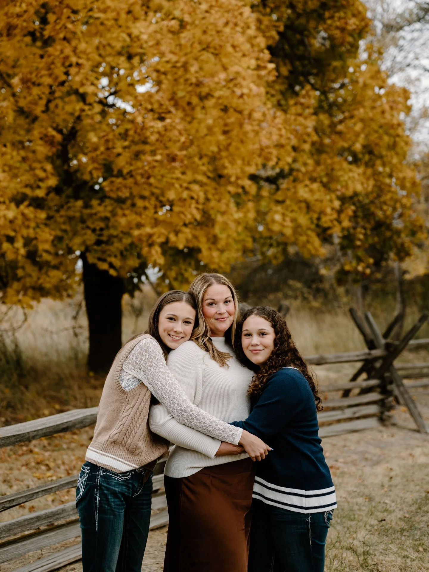 I may be on winter break over here but best believeeee I&rsquo;ve got some gorgeous family memories lined up to share! Fall sure showed off this year. 😍

This trio is so close to my heart - loved being able to capture their story in this kind of col